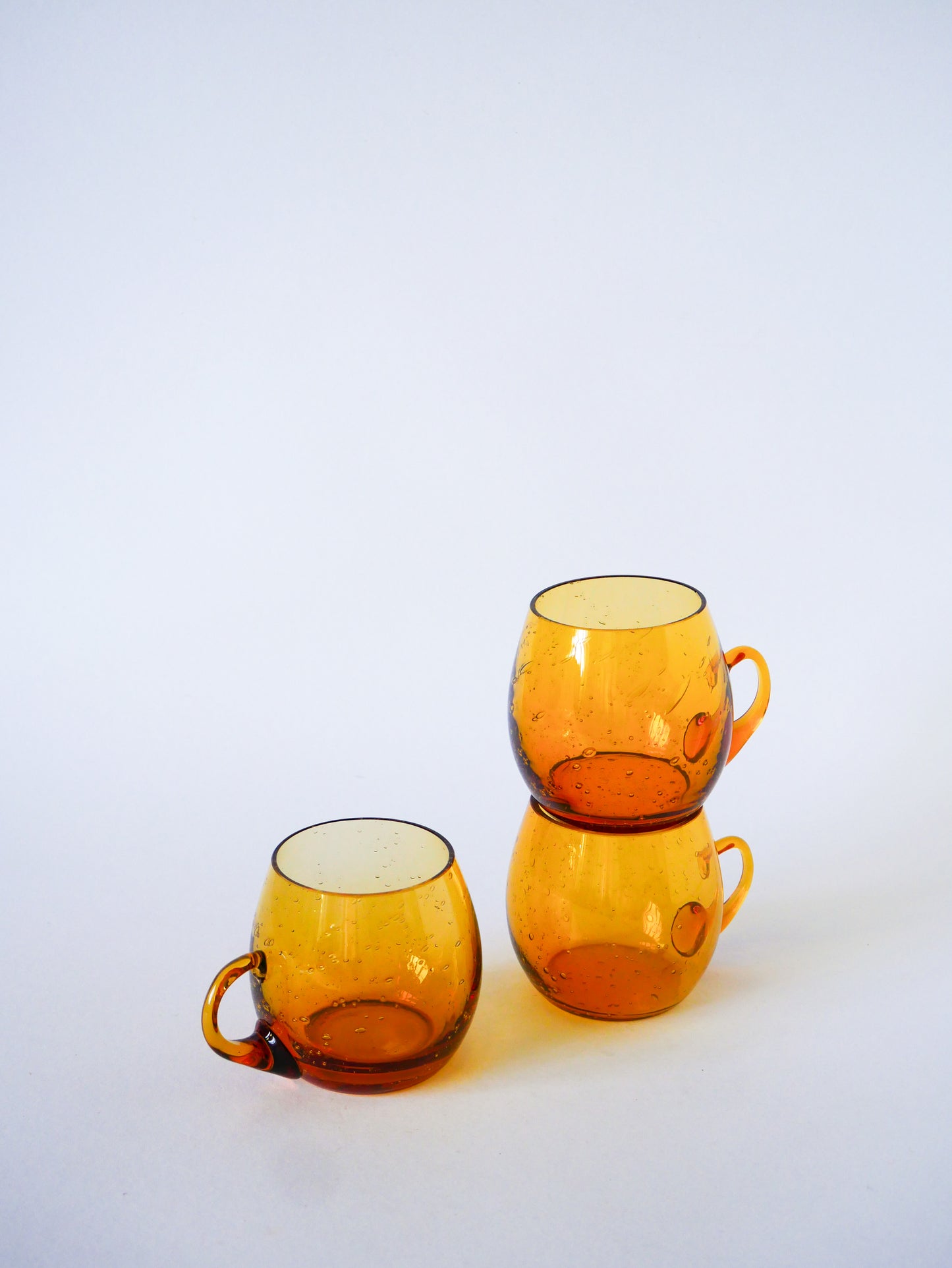 Paire de tasses en verre bullé de Biot, verre ambré, Design, 1970