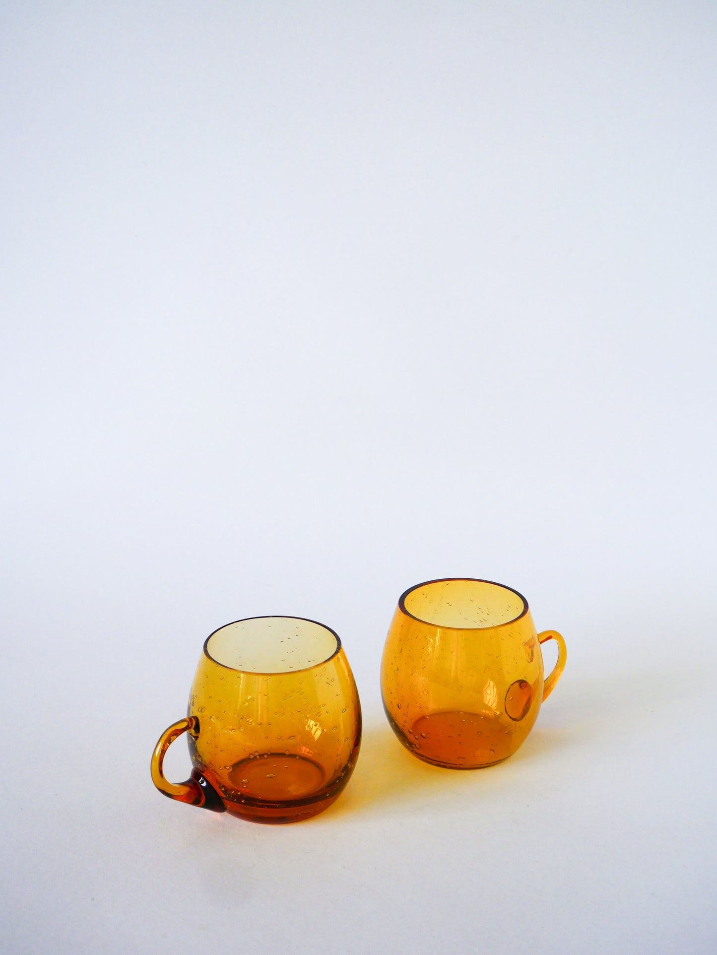 Paire de tasses en verre bullé de Biot, verre ambré, Design, 1970