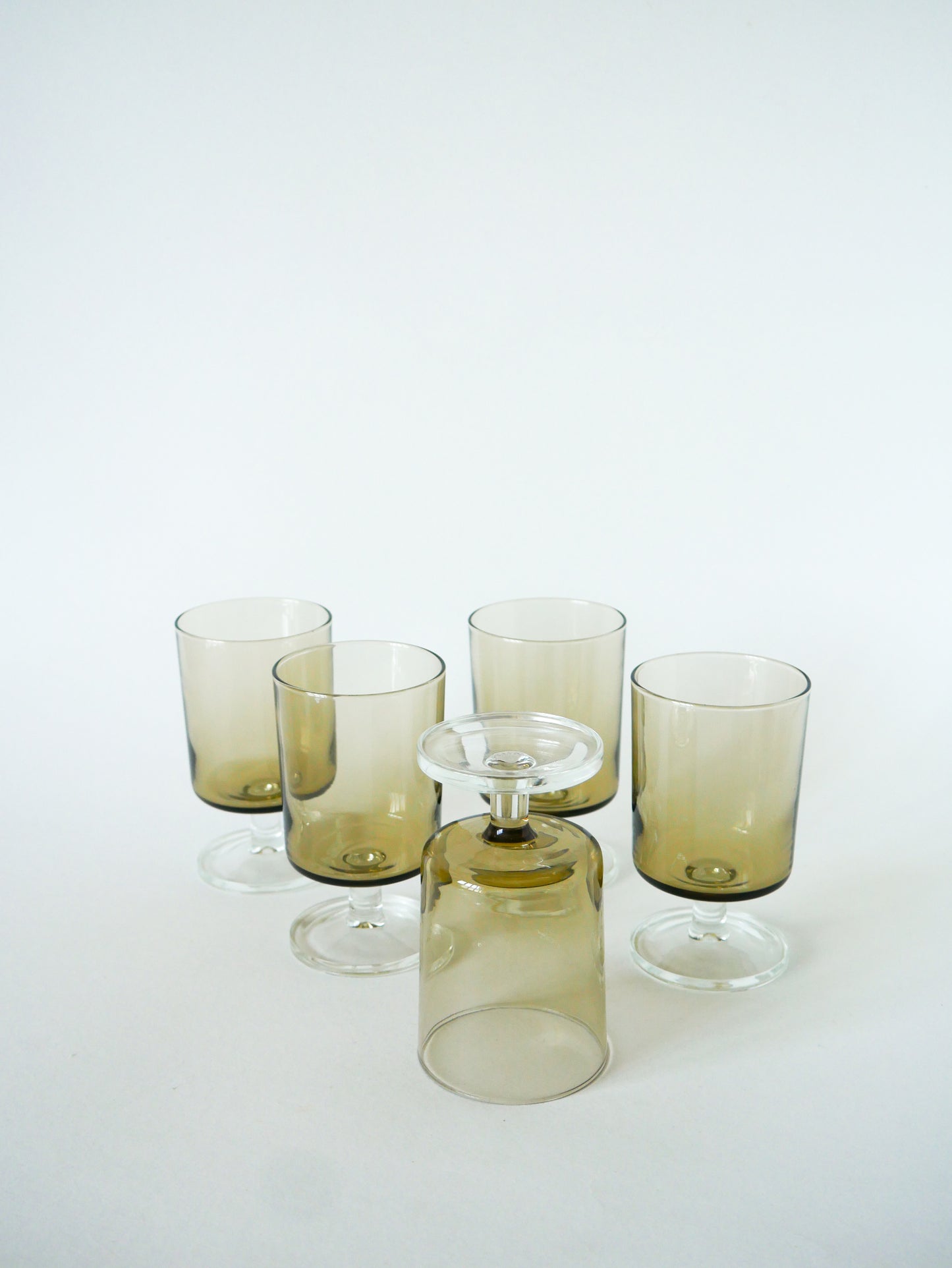 Lot de 5 grands verres à vin, Verre Fumé, Luminarc, modèle Cavalier, 1970