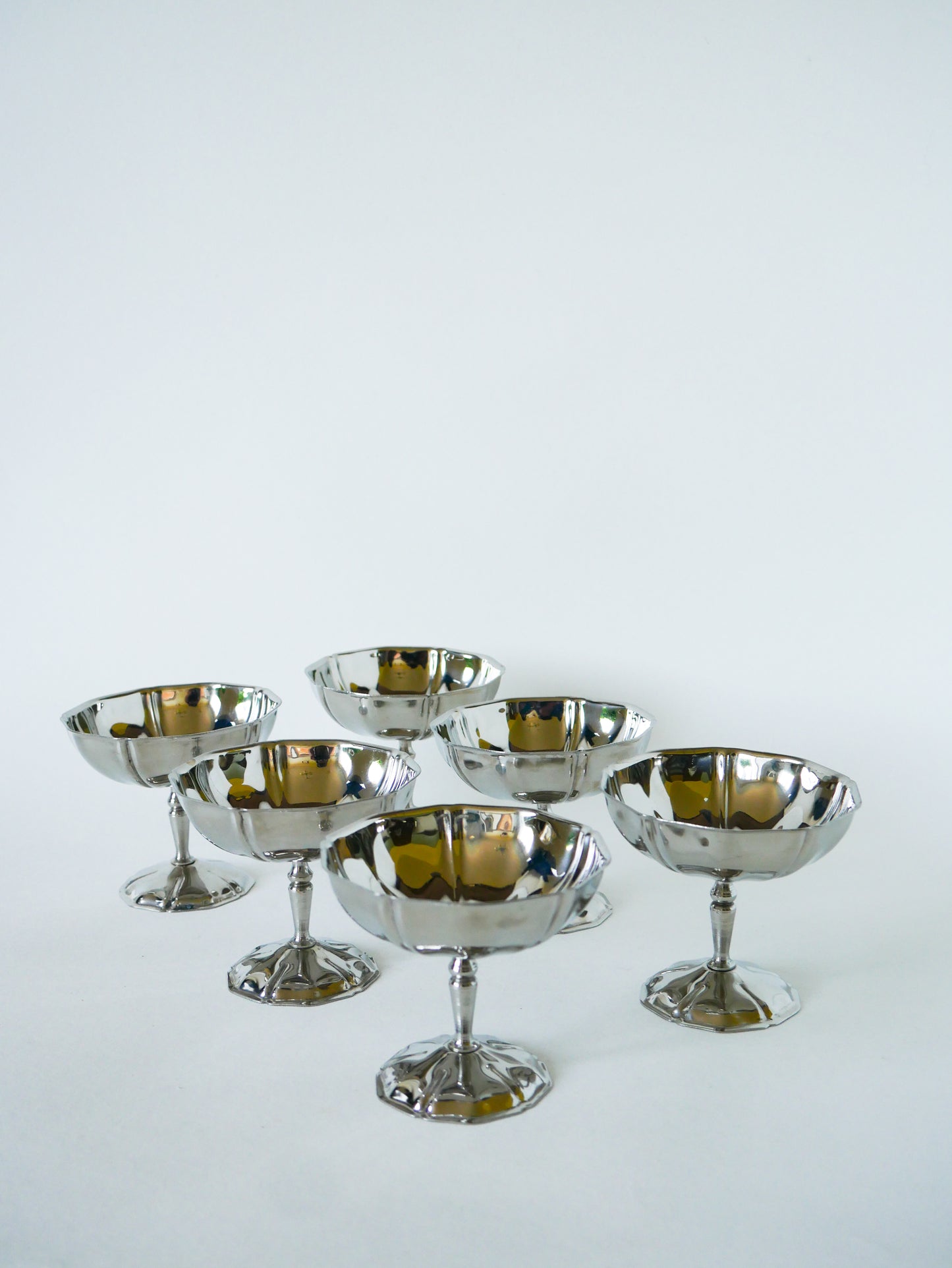 Lot de 6 coupes en inox, pieds haut et travaillé, Design, 1970 - 8 X 9 cm