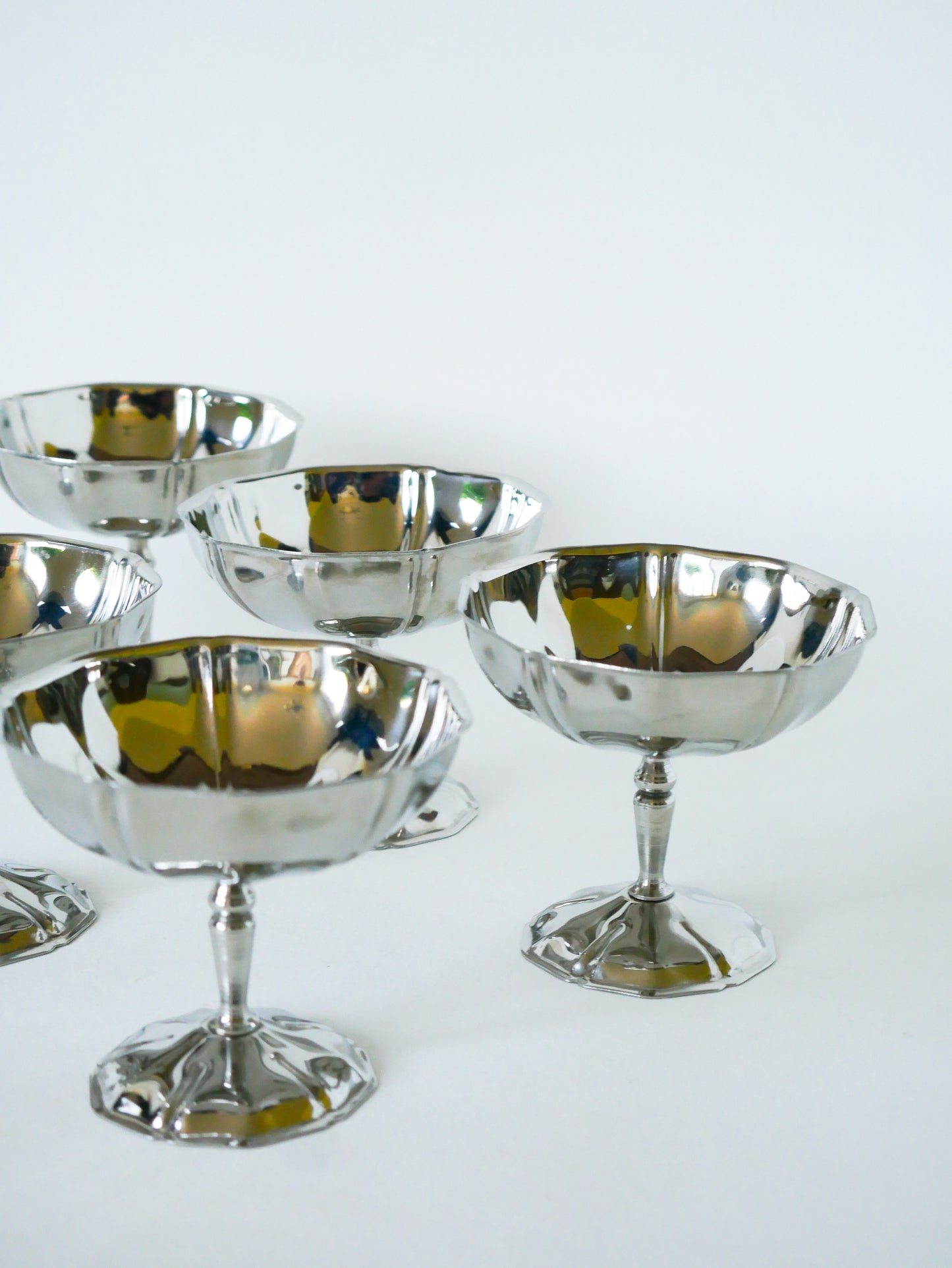 Lot de 6 coupes en inox, pieds haut et travaillé, Design, 1970 - 8 X 9 cm