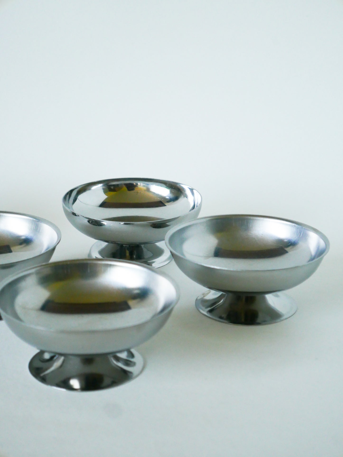 Lot de 5 coupes à glace en inox, pieds large, Design, 1970 - 4 X 9 cm