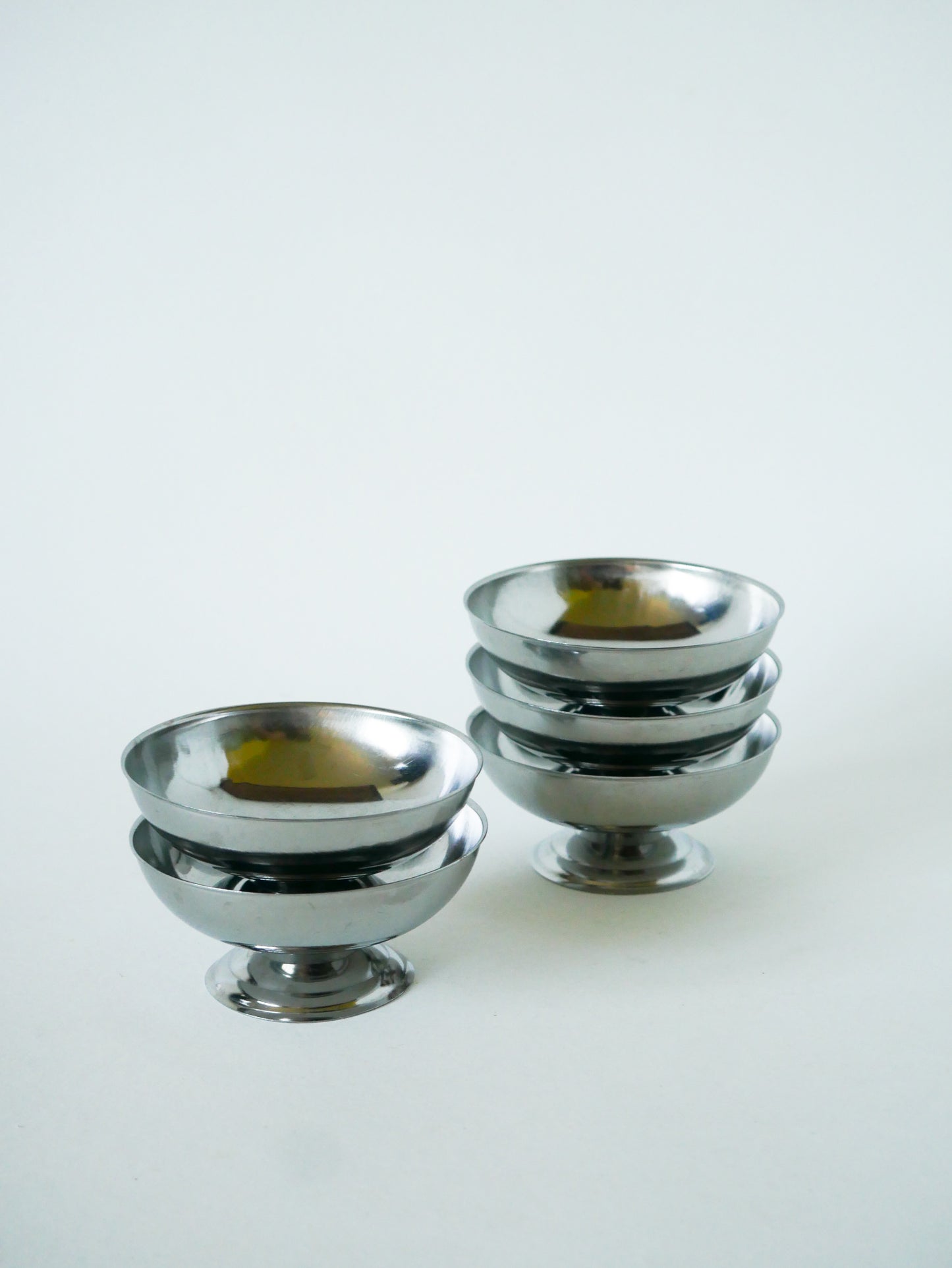 Lot de 5 coupes à glace en inox, pieds large, Design, 1970 - 4.2 X 9 cm