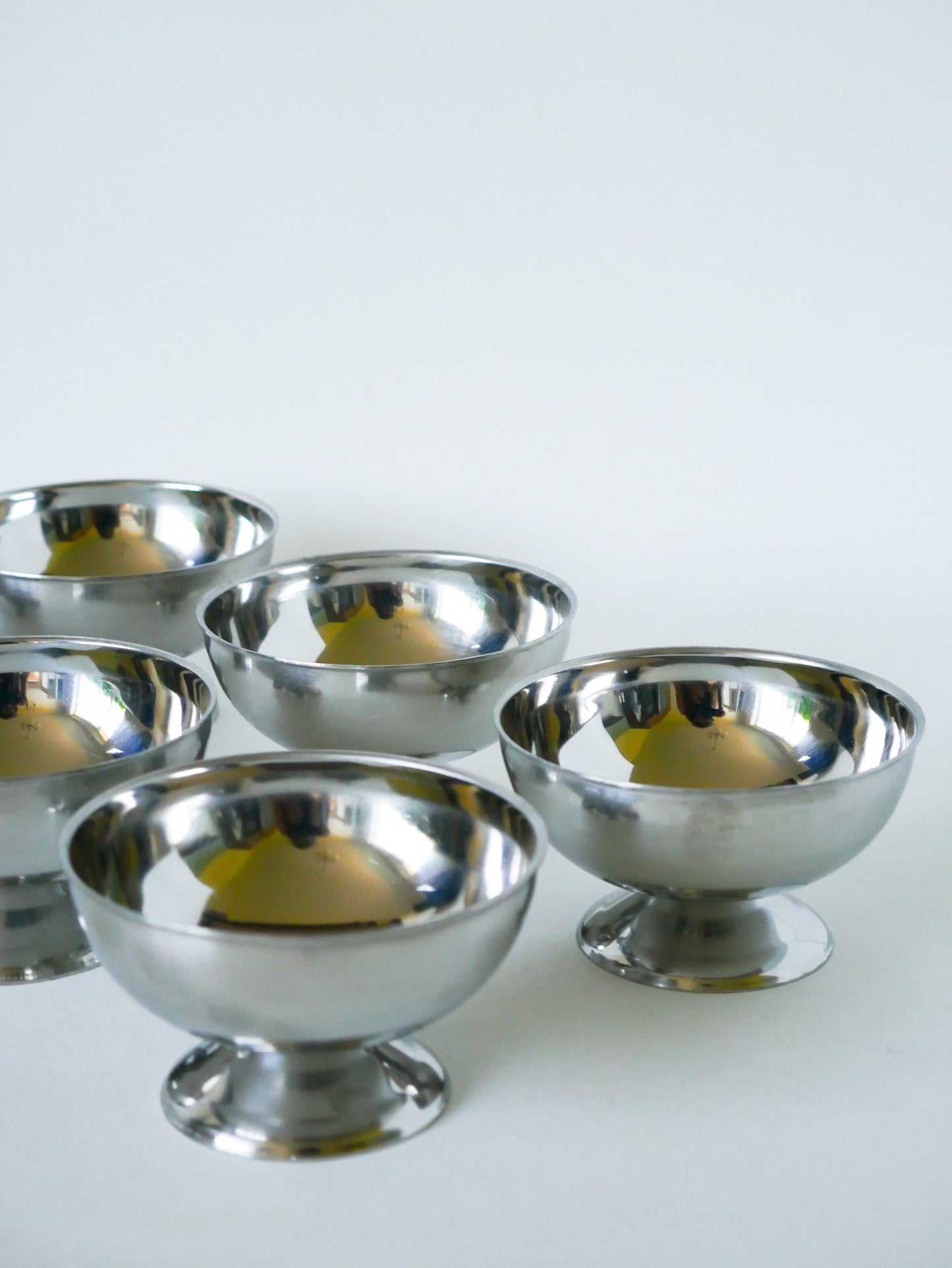 Lot de 6 coupes à glace en inox, pieds large, Design, 1970 - 5 X 9 cm