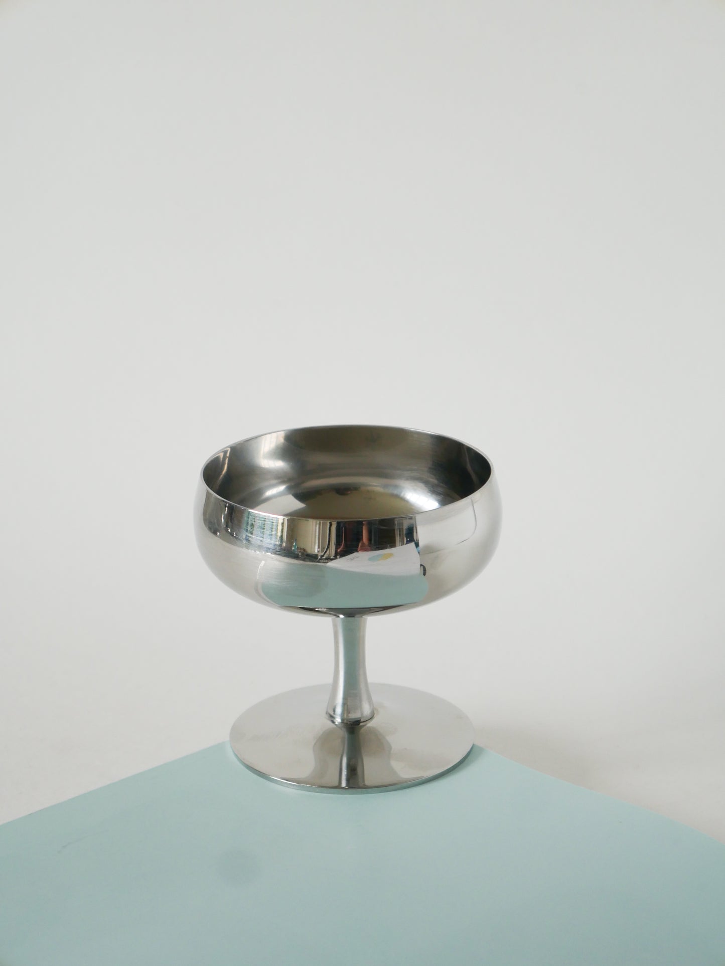 Ensemble de 5 coupes en inox, pieds hauts, Made in Italy, Design, 1970 - 9 X 9 cm
