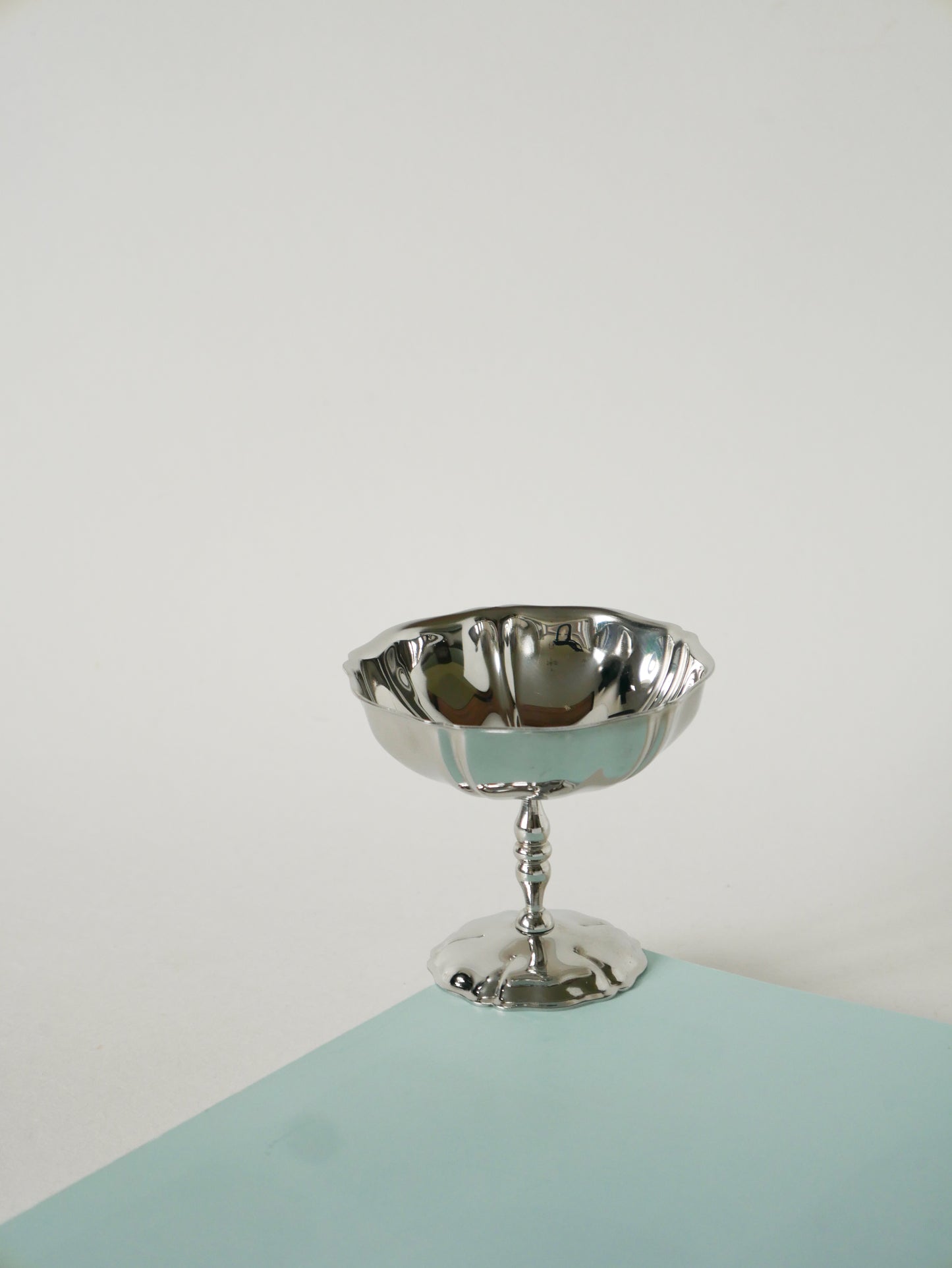 Lot de 6 coupes à glace en inox hautes, pieds fins très travaillés, Design, 1970 - 8 X 9 cm