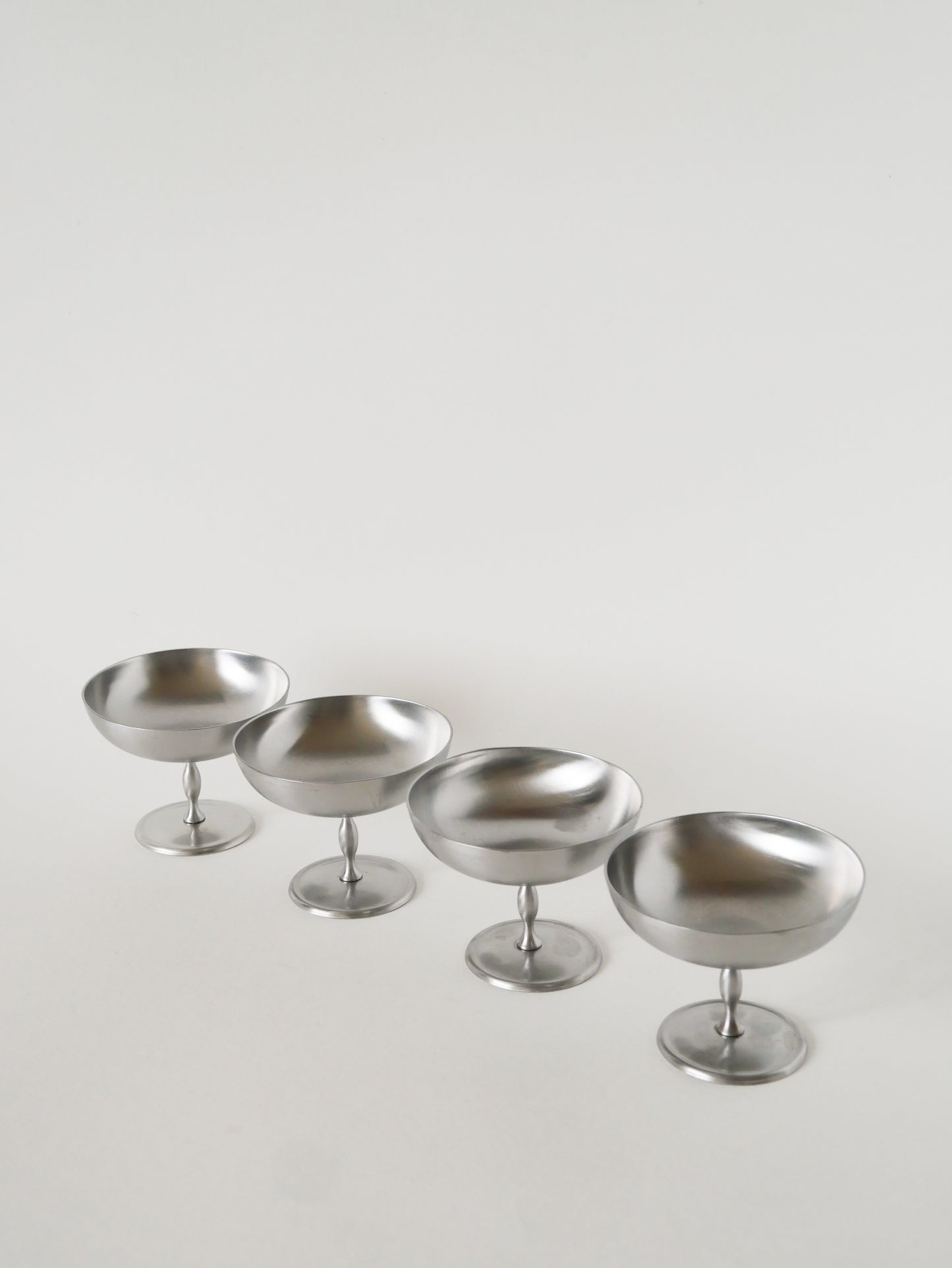 Lot de 4 coupes à glace en inox mat, pieds haut, forme libre, Design, 1970