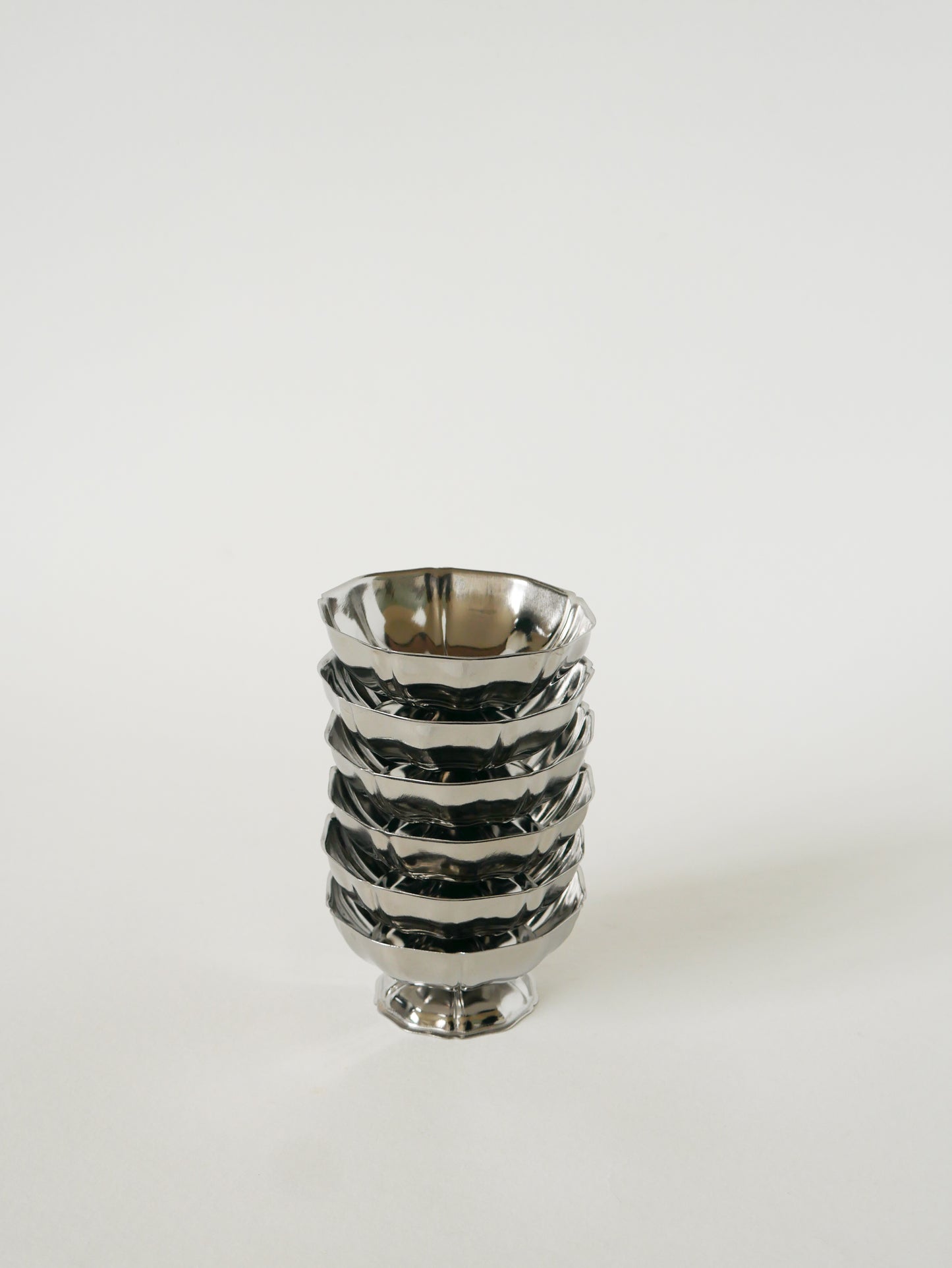 Lot de 6 coupes à glace travaillées en inox, pieds bas, 1970