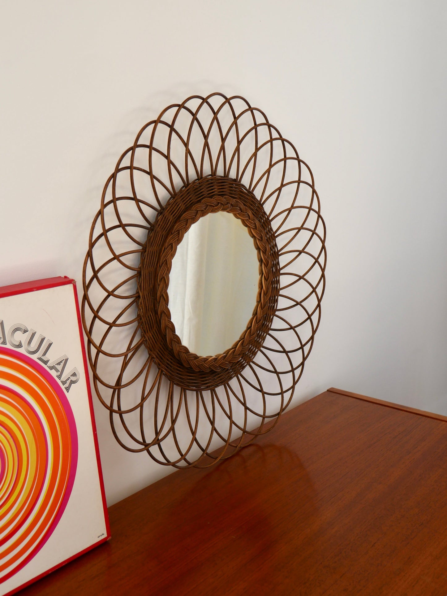 Miroir soleil en rotin foncé années 60-70