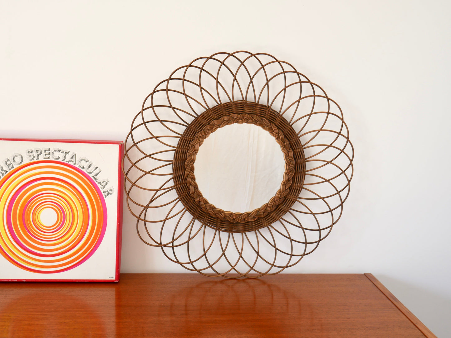 Miroir soleil en rotin foncé années 60-70