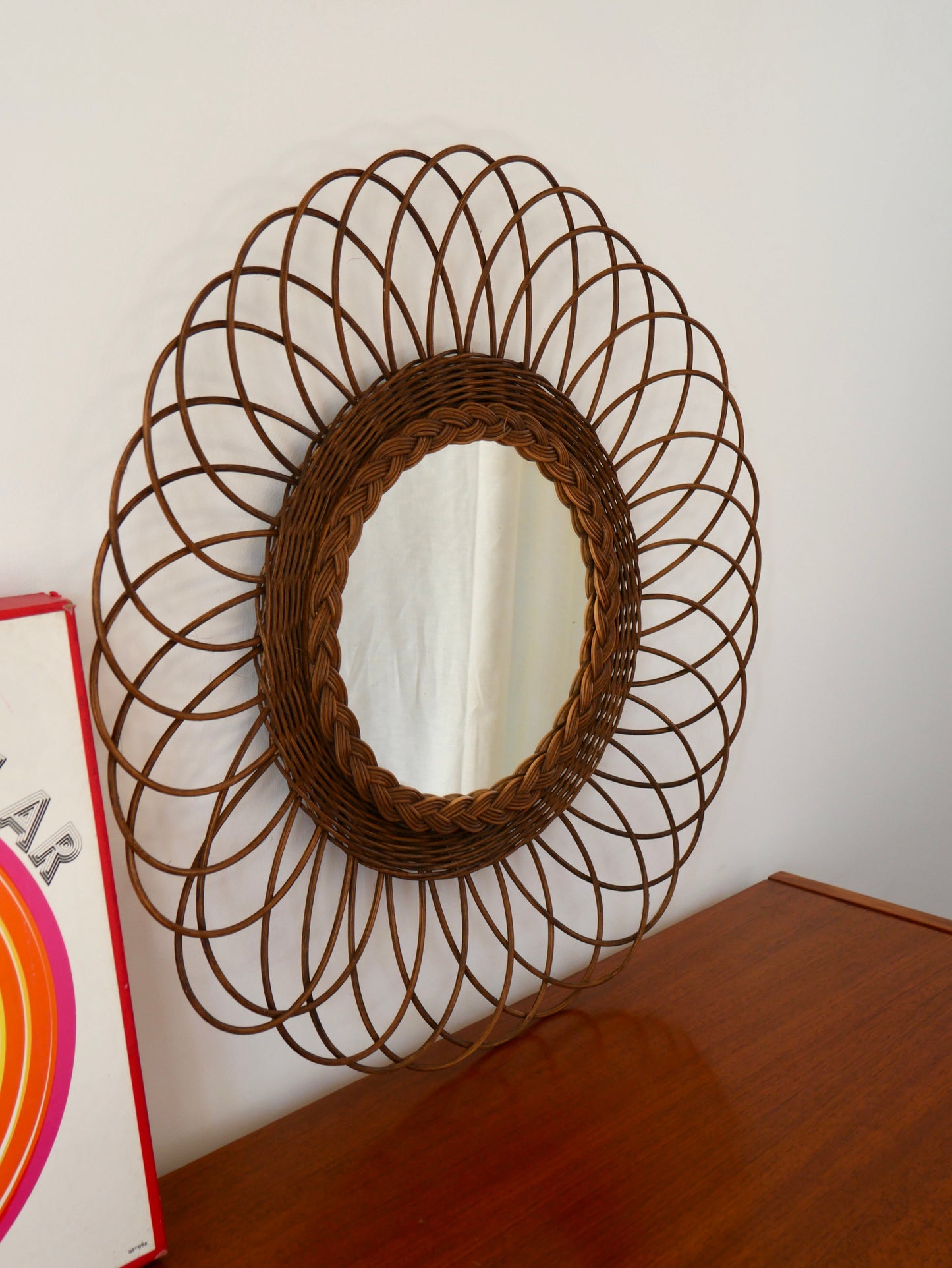 Miroir soleil en rotin foncé années 60-70