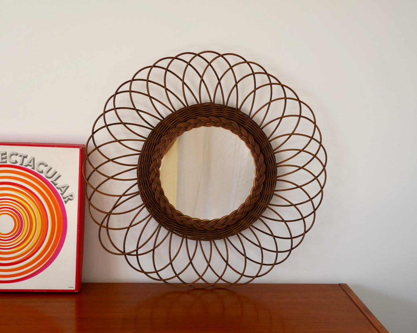 Miroir soleil en rotin foncé années 60-70