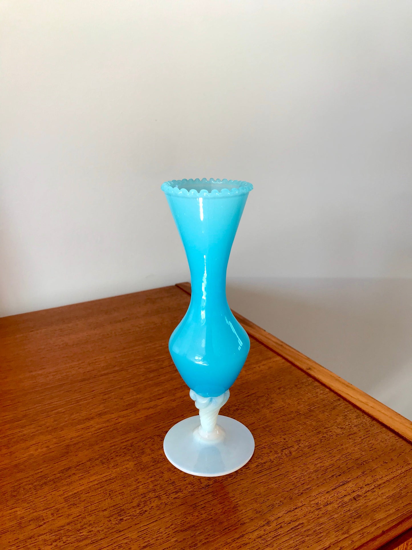 Vase en opaline bleu dentelé années 50-60