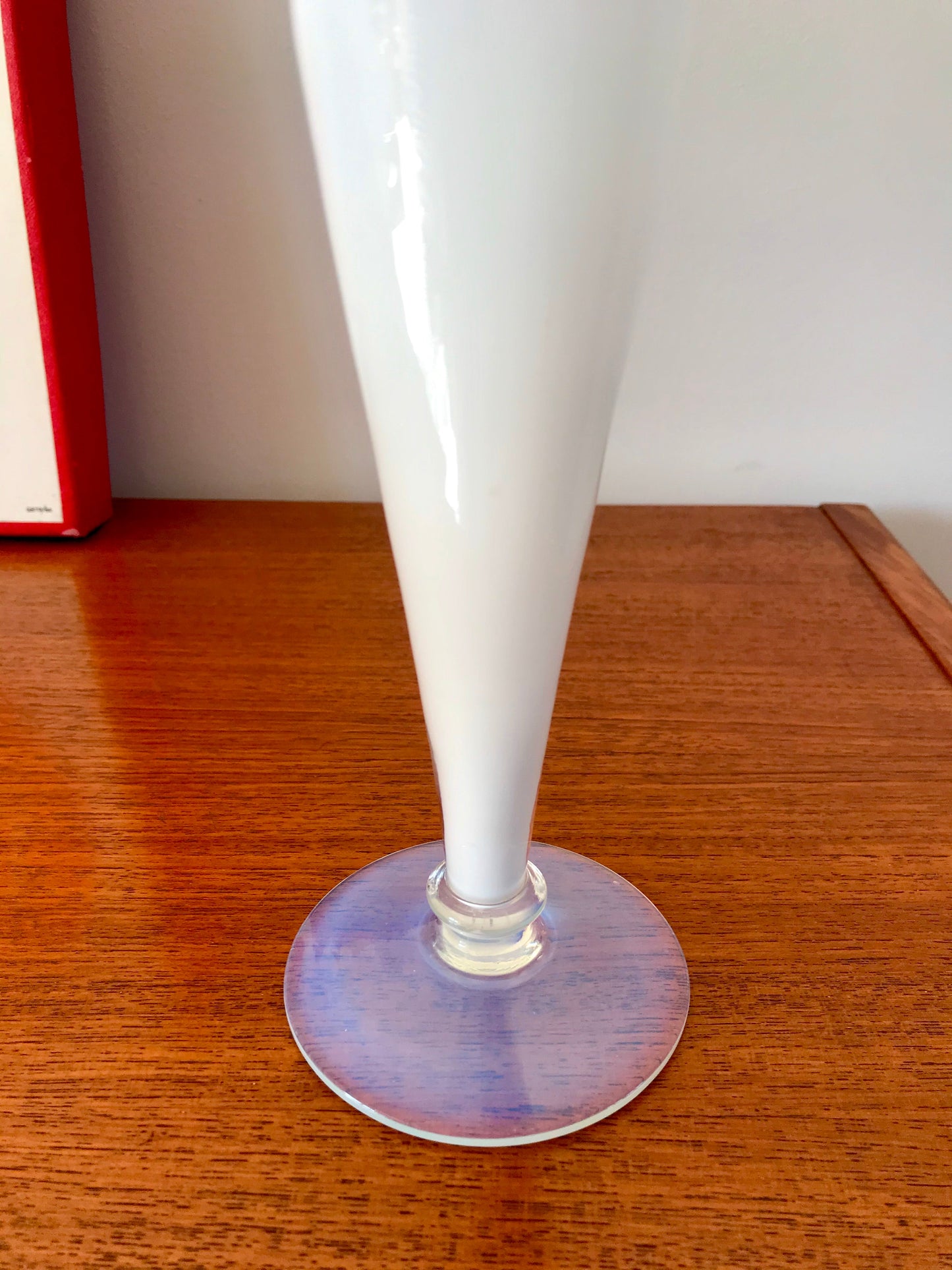 Vase en opaline blanc dentelé pieds opalescent années 50-60