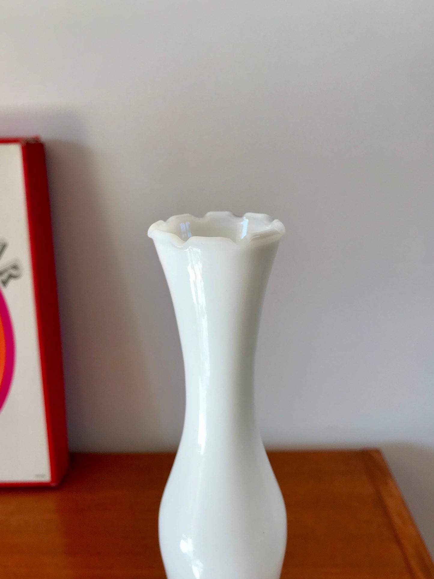 Vase en opaline blanc dentelé pieds blanc années 50-60