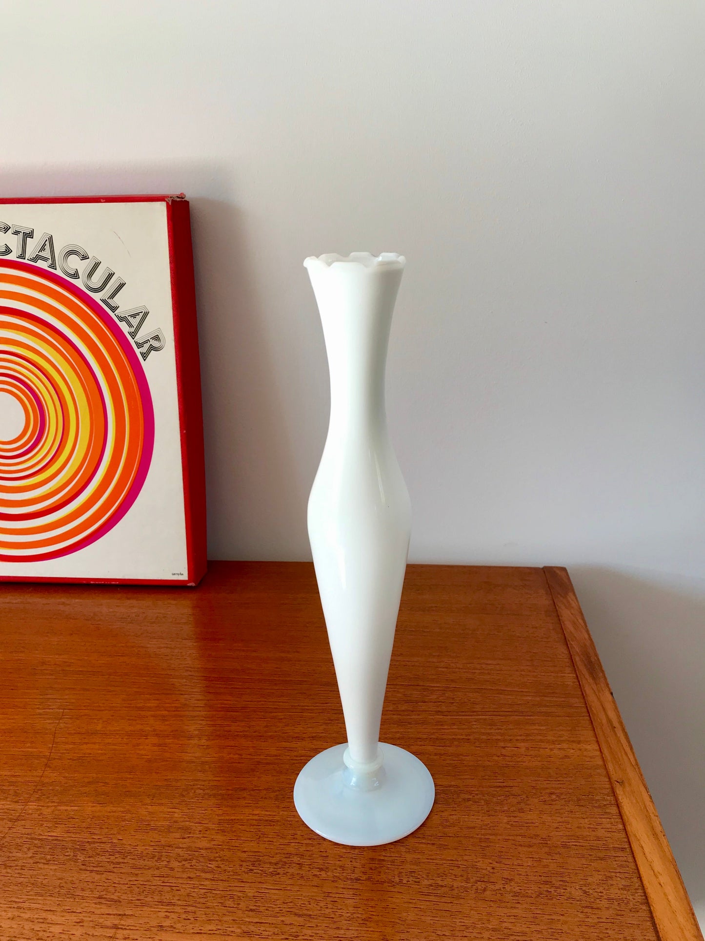 Vase en opaline blanc dentelé pieds blanc années 50-60