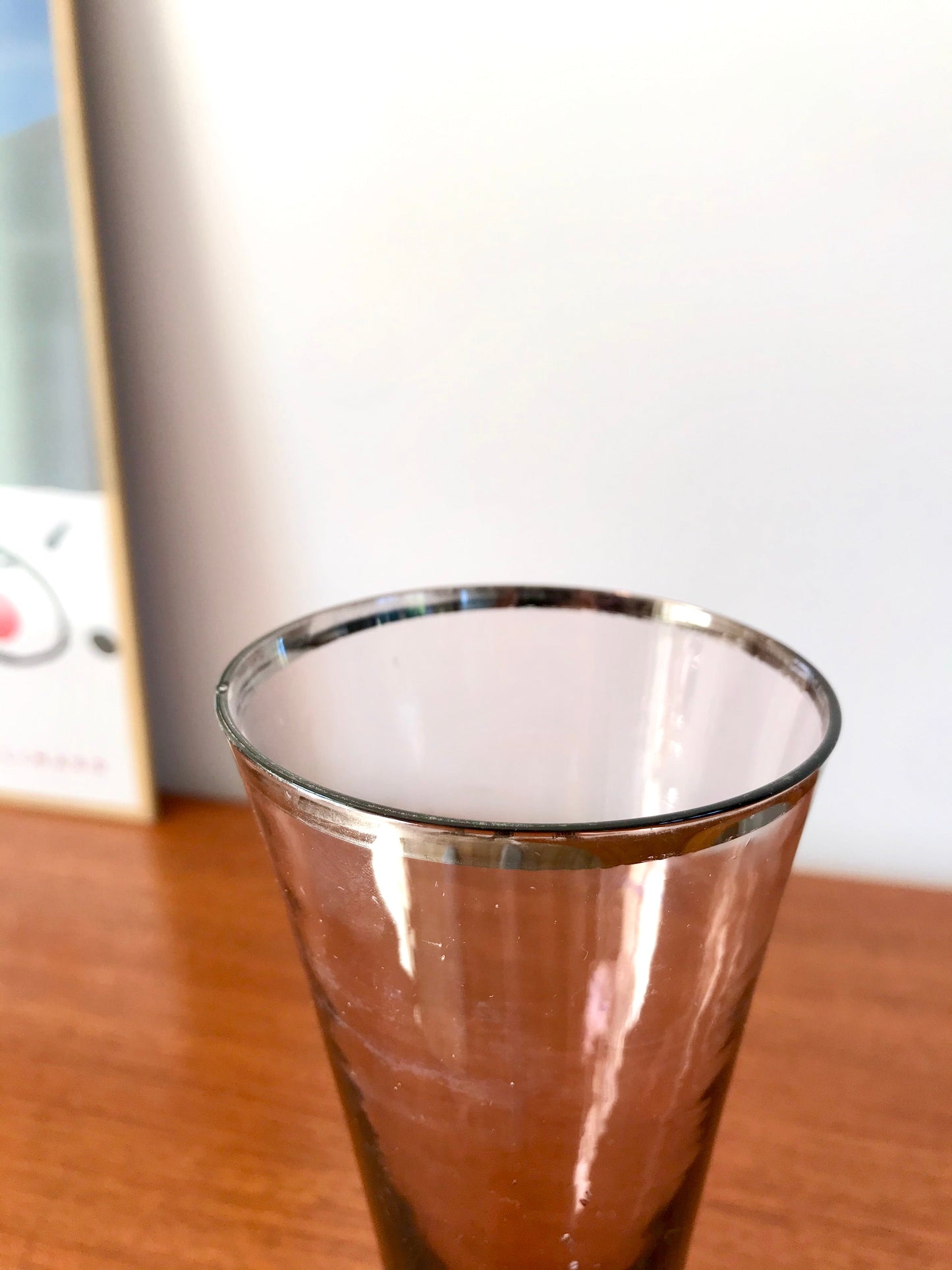 Vase en verre violet design années 70