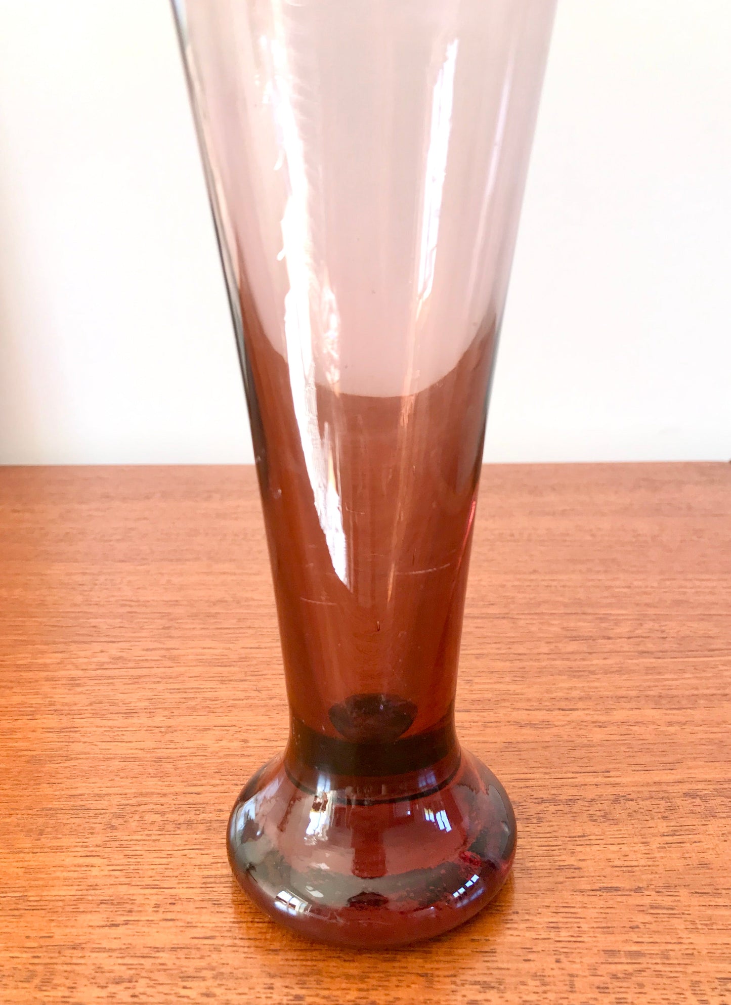 Vase en verre violet design années 70
