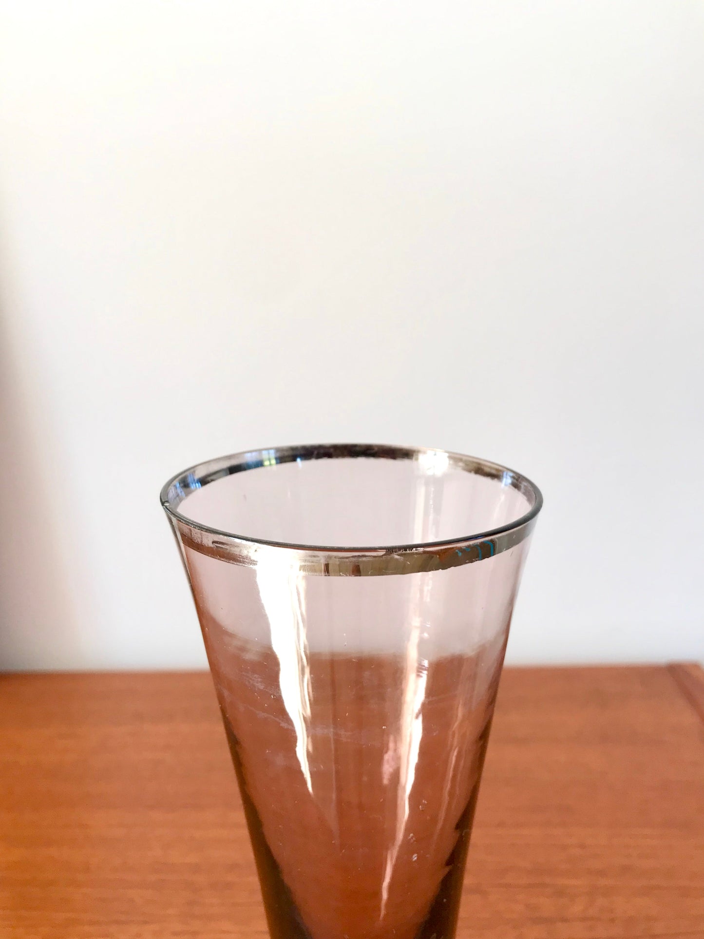 Vase en verre violet design années 70