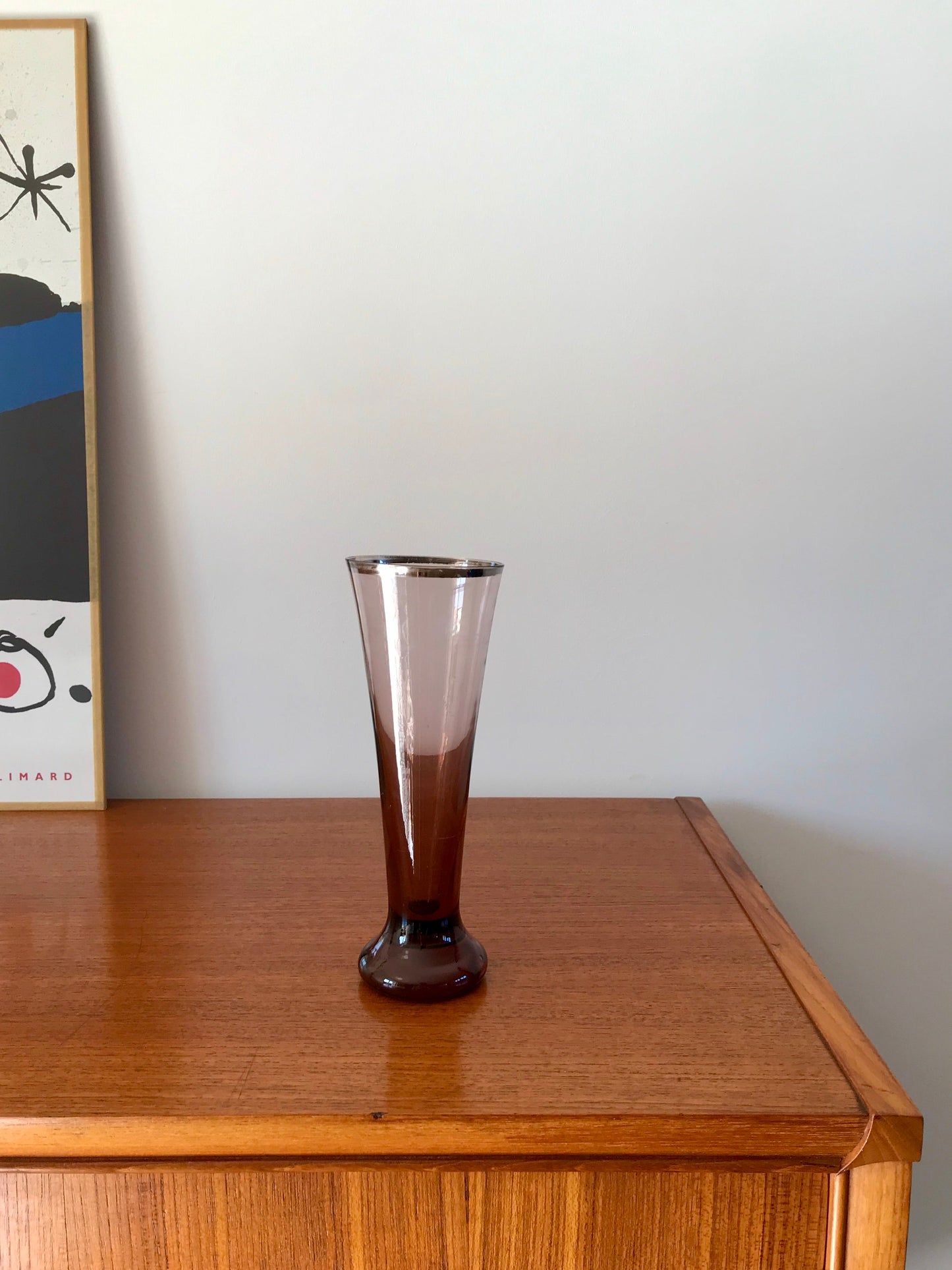 Vase en verre violet design années 70
