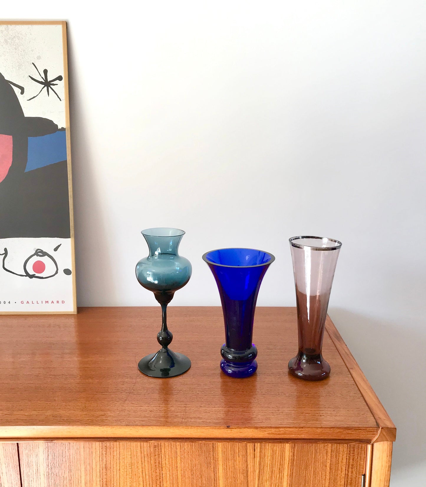 Vase en verre violet design années 70