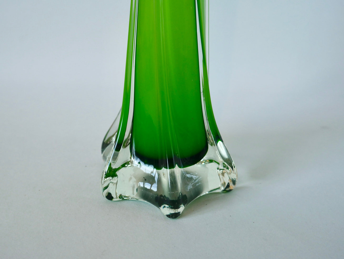 Grand vase en opaline vert et blanc, 1970