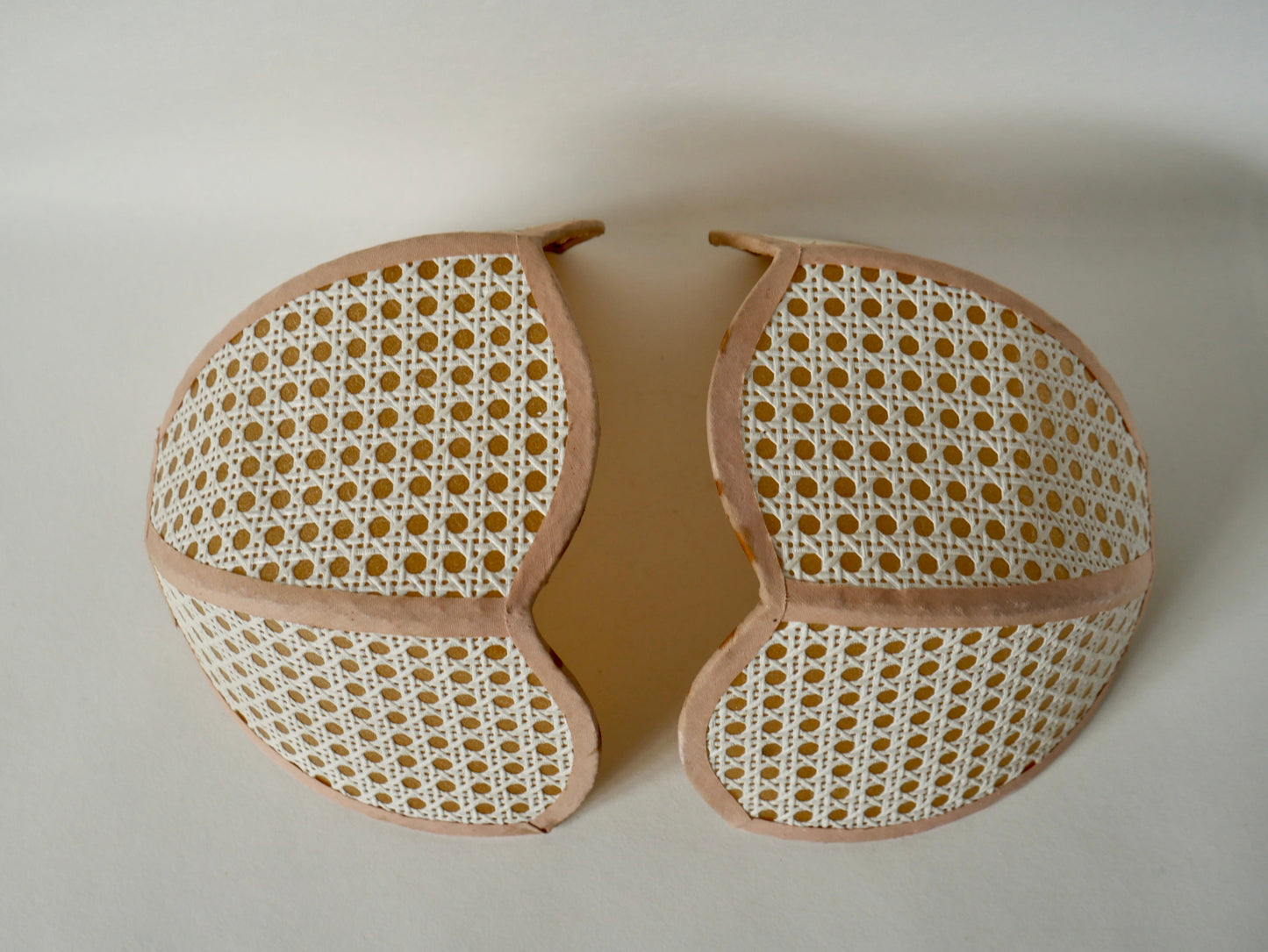 Paire d'appliques Lotus en cannage années 50-60