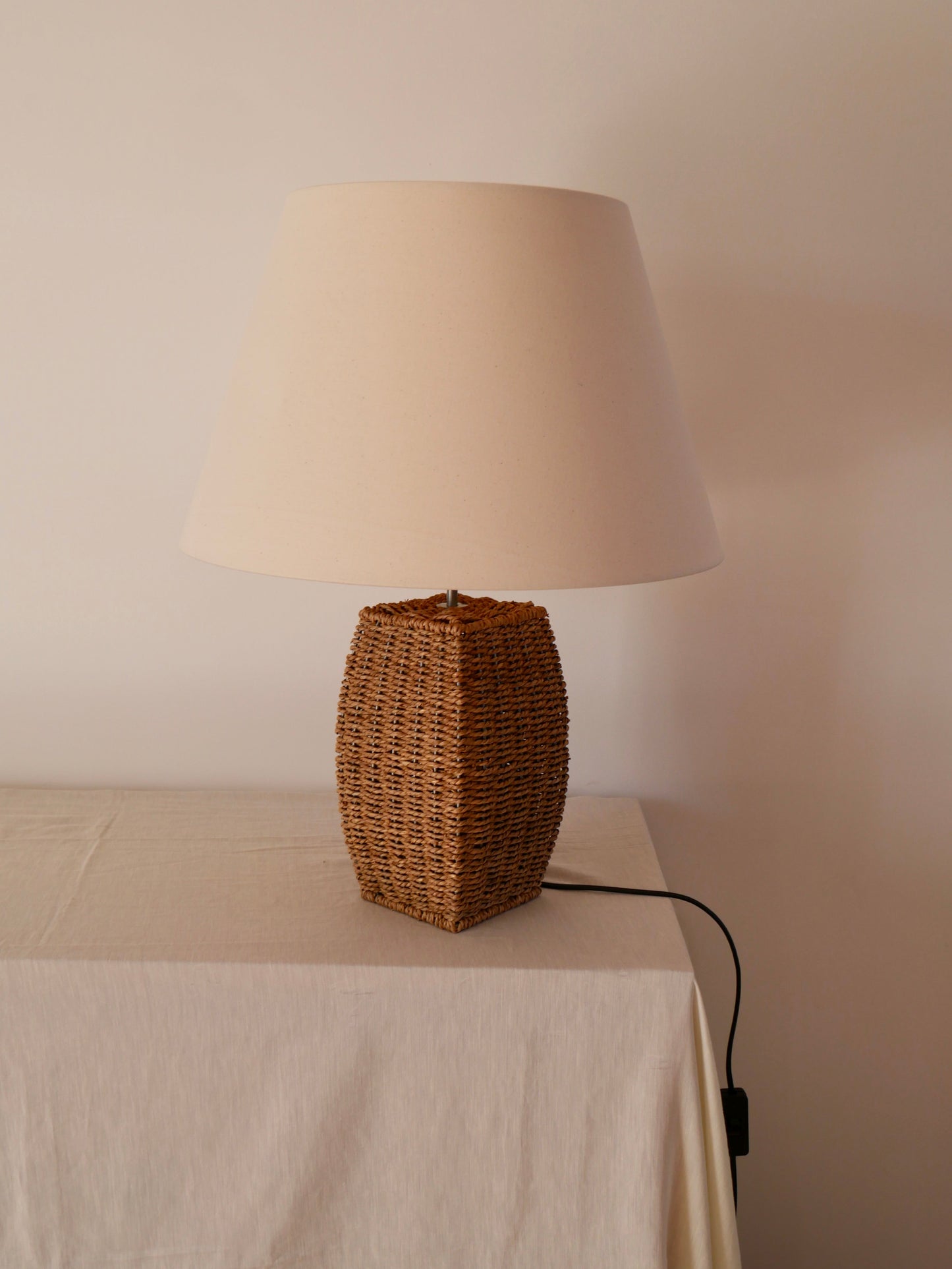 Lampe à poser en osier et métal avec abat-jour en lin vintage