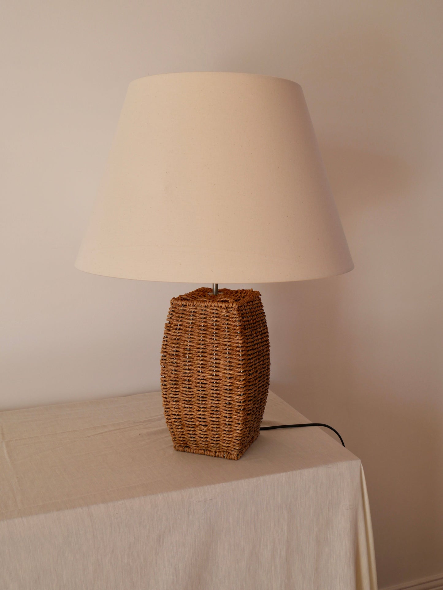 Lampe à poser en osier et métal avec abat-jour en lin vintage