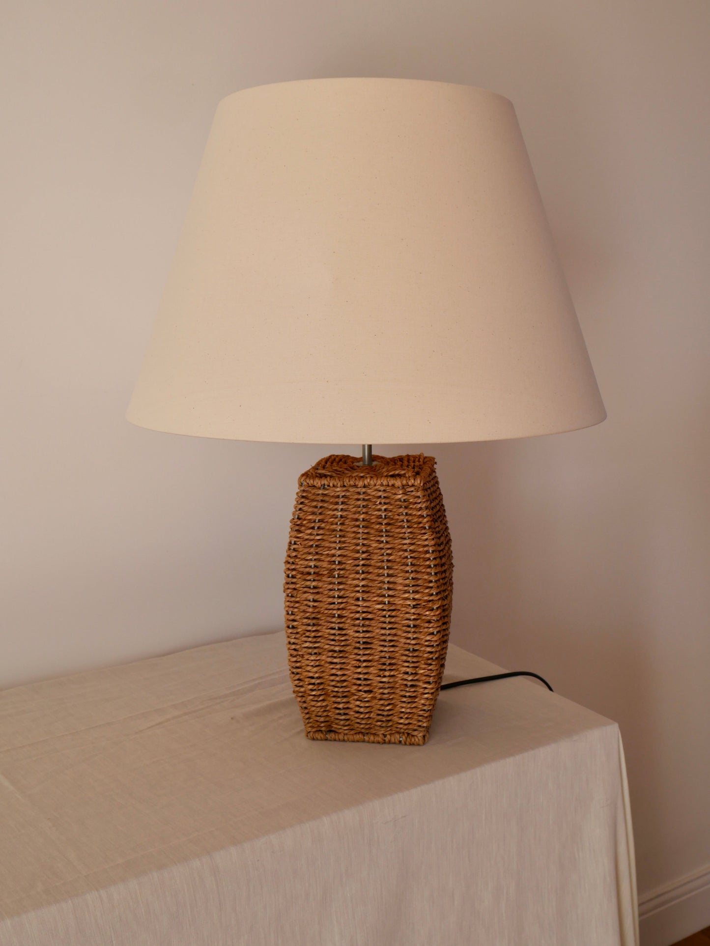 Lampe à poser en osier et métal avec abat-jour en lin vintage