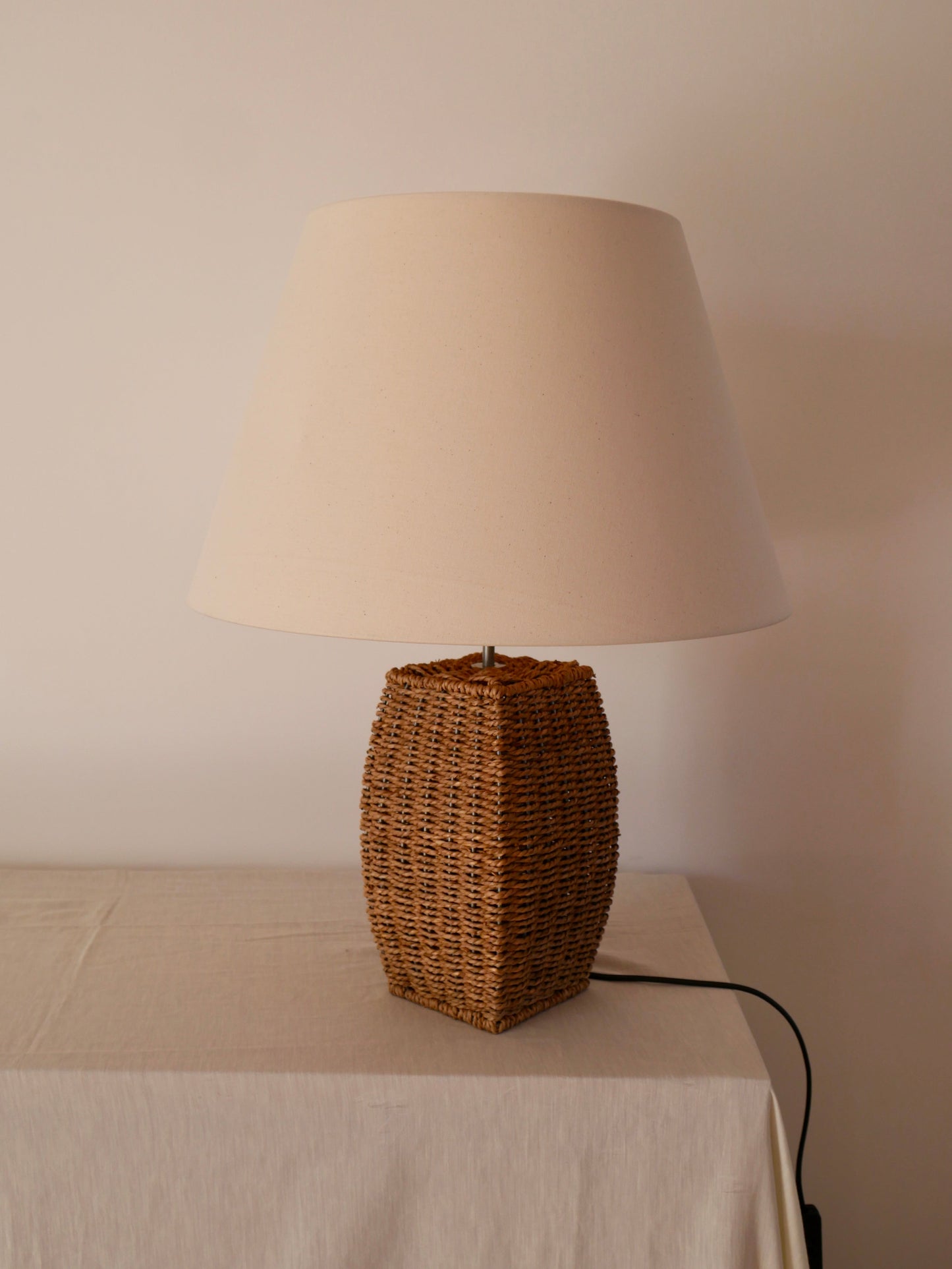Lampe à poser en osier et métal avec abat-jour en lin vintage