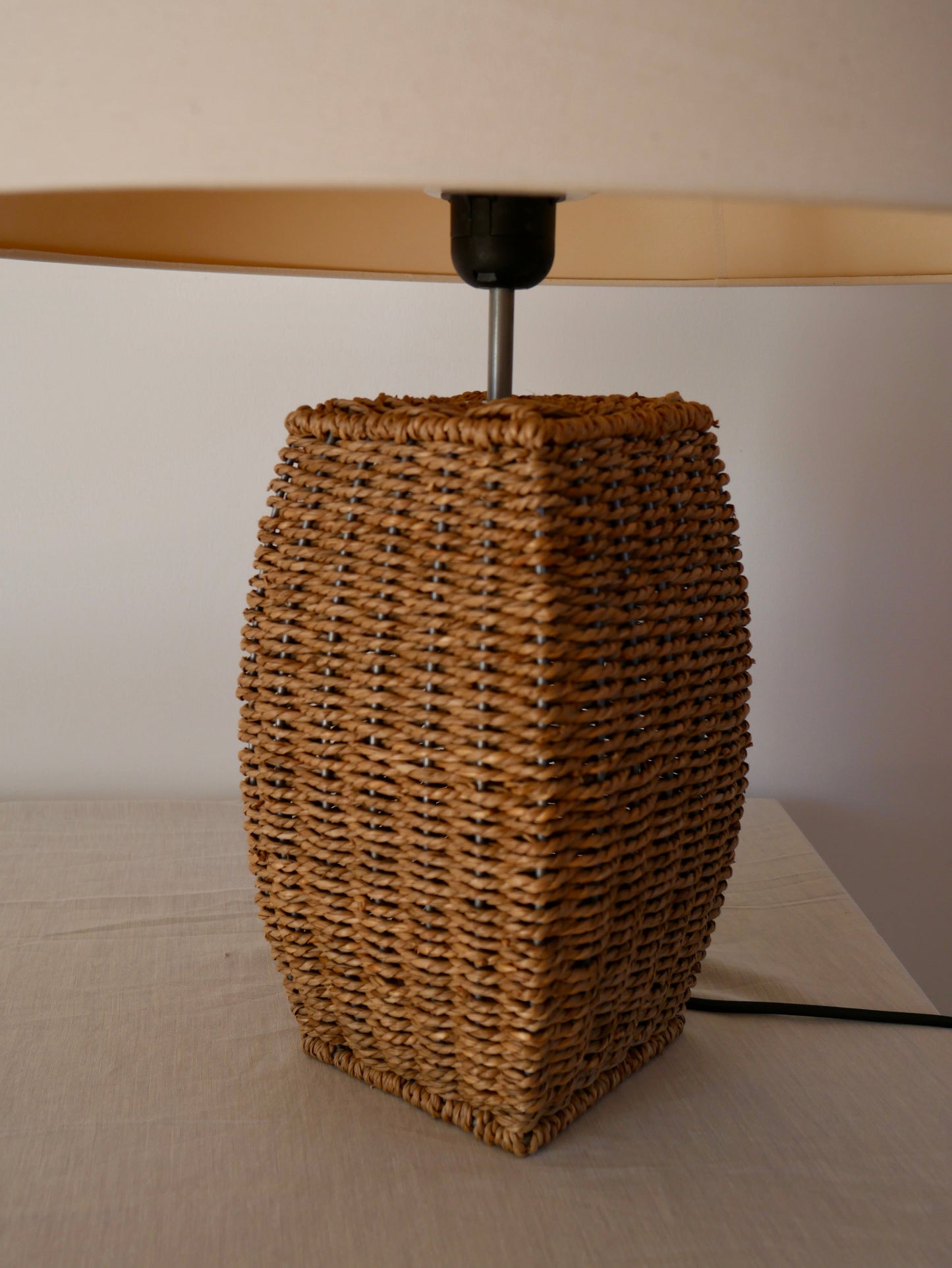 Lampe à poser en osier et métal avec abat-jour en lin vintage