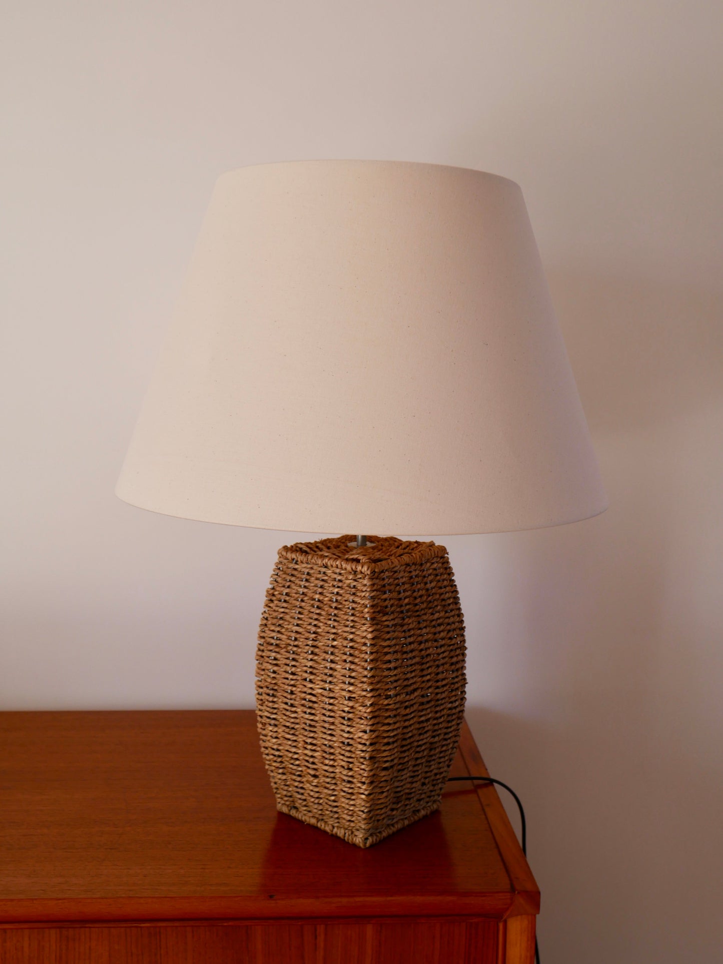 Lampe à poser en osier et métal avec abat-jour en lin vintage