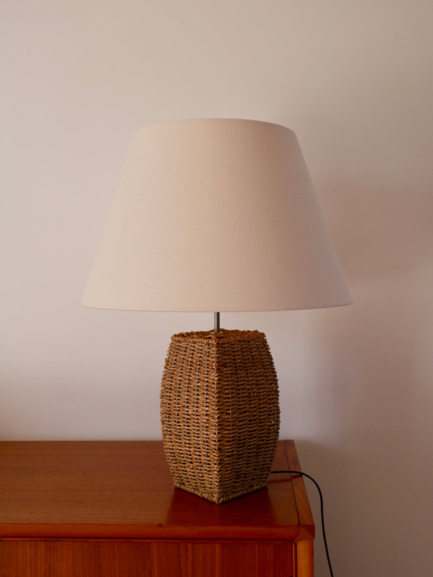 Lampe à poser en osier et métal avec abat-jour en lin vintage