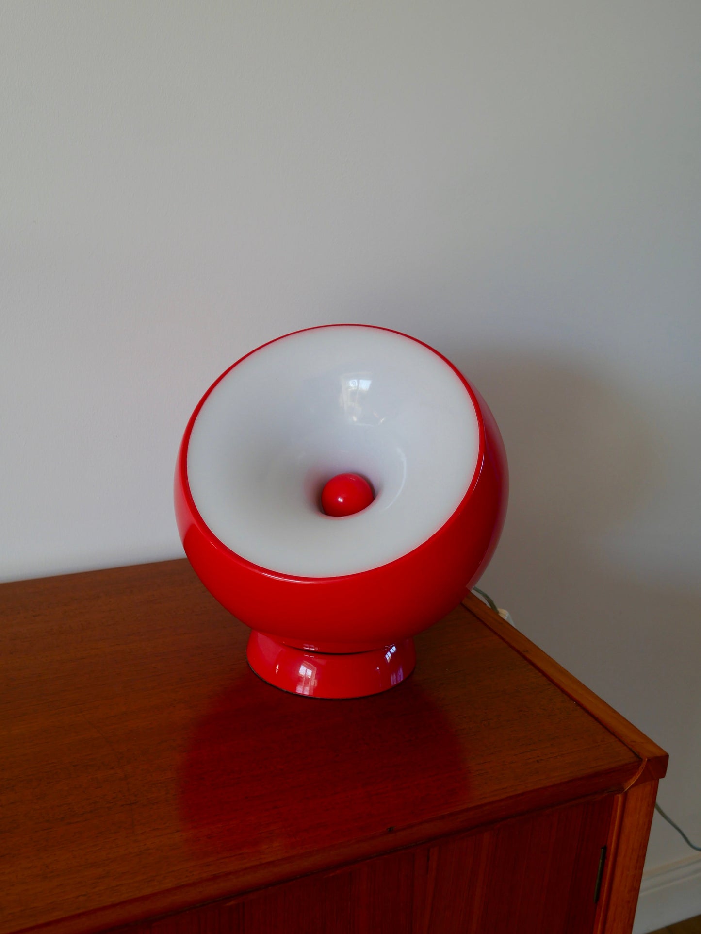 Lampe à poser Aluminor rouge modèle "Bouboule" années 70-80