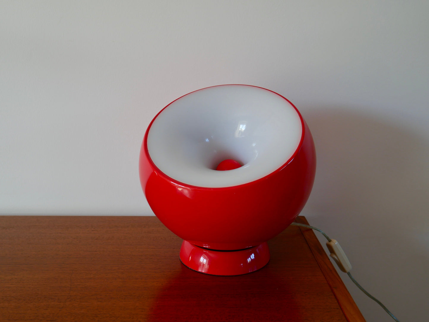 Lampe à poser Aluminor rouge modèle "Bouboule" années 70-80