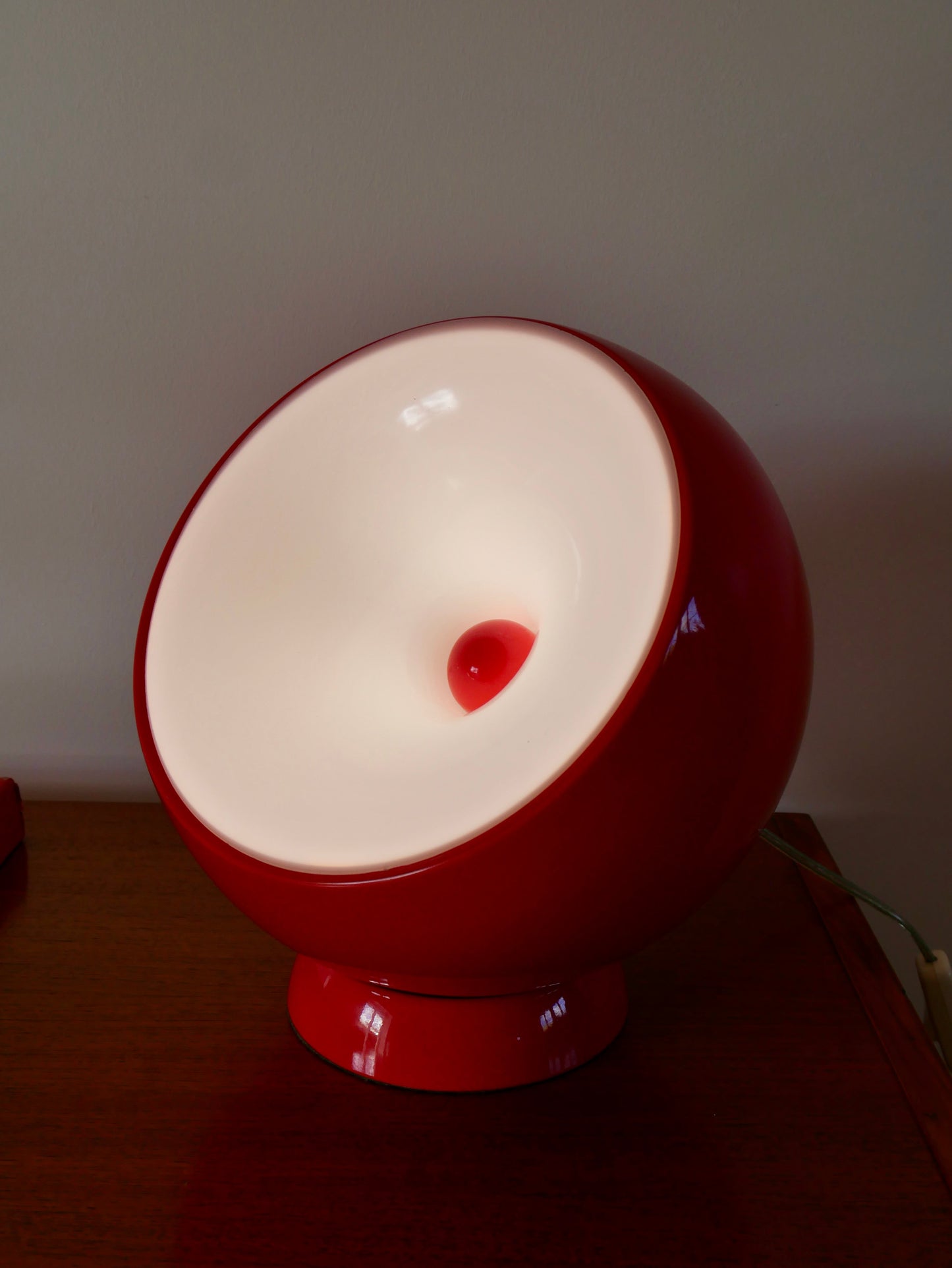 Lampe à poser Aluminor rouge modèle "Bouboule" années 70-80