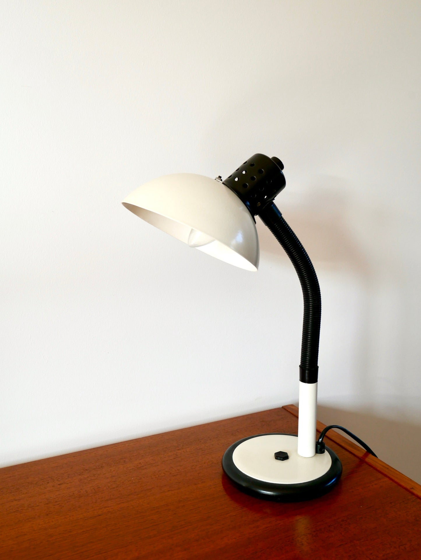 Lampe de bureau Aluminor beige et noire années 70