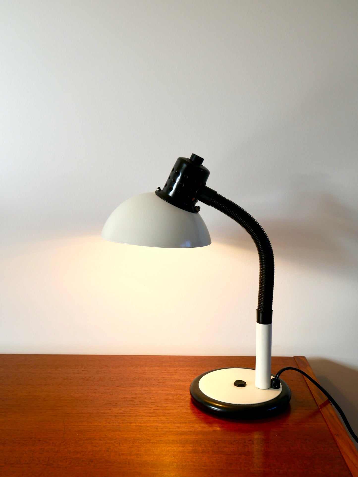 Lampe de bureau Aluminor beige et noire années 70