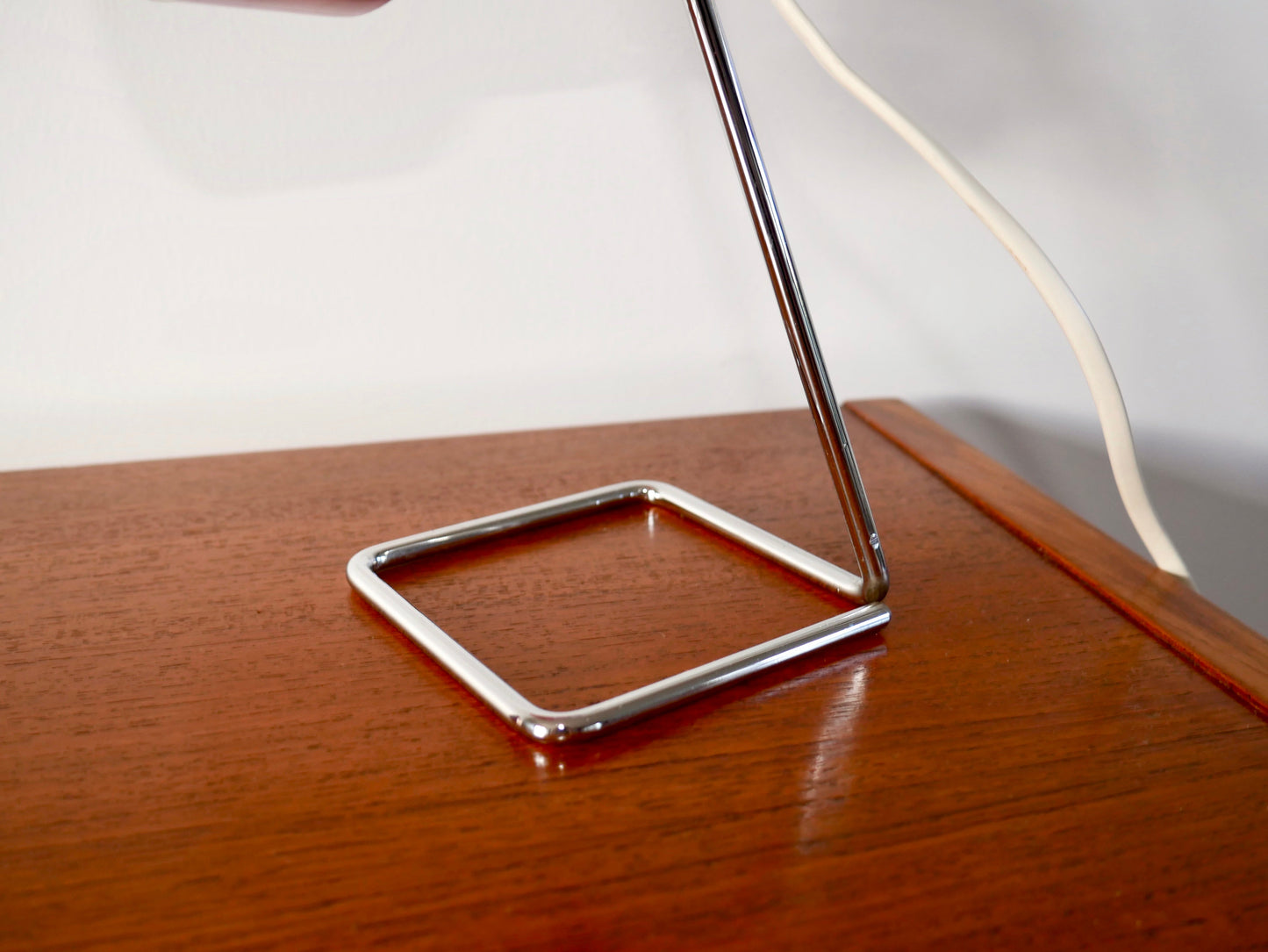 Petite lampe de bureau design rose années 70
