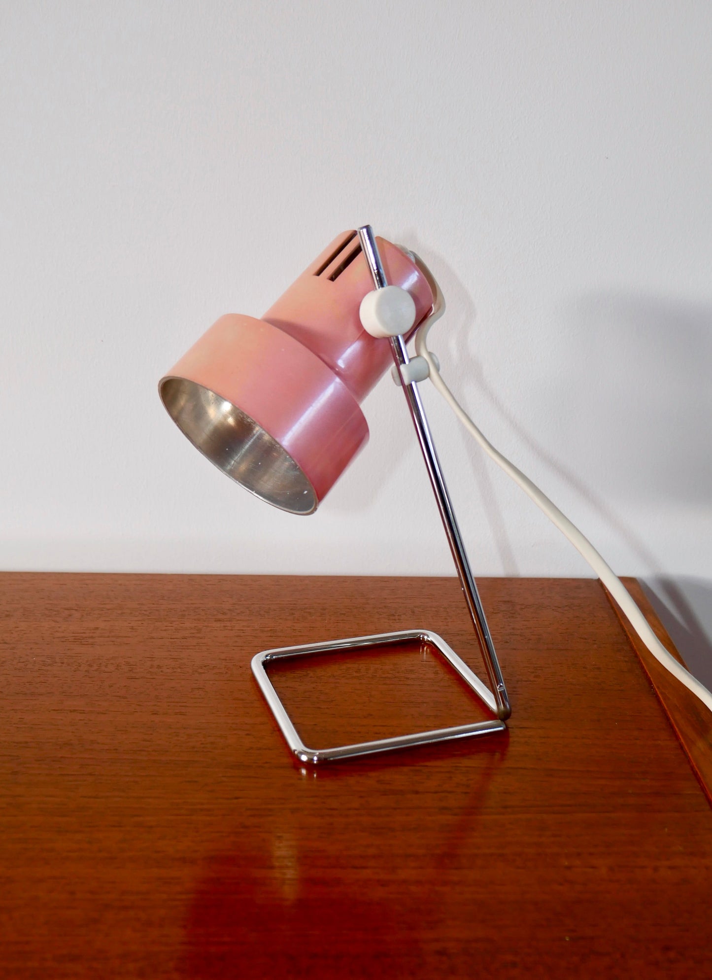 Petite lampe de bureau design rose années 70