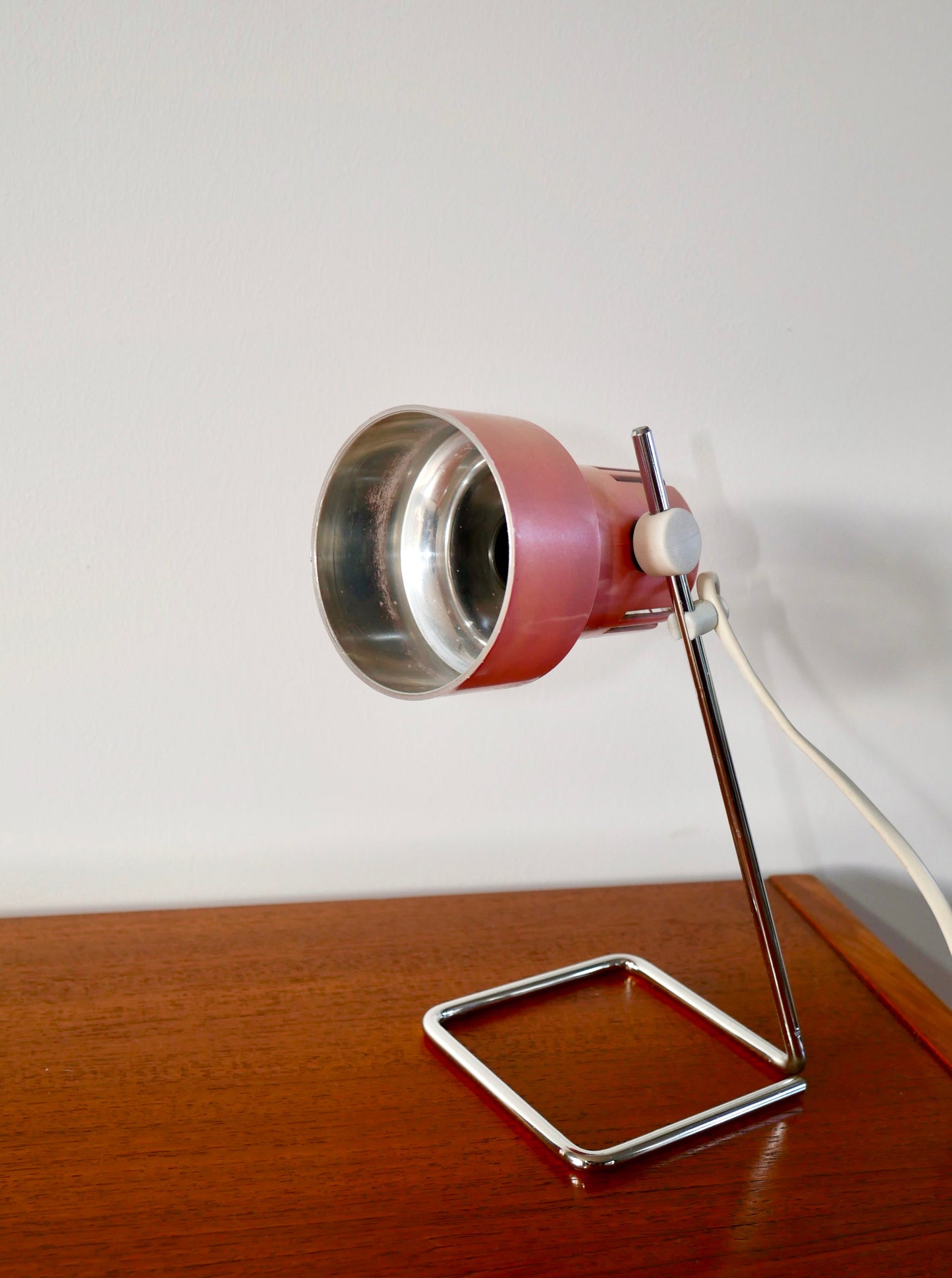 Petite lampe de bureau design rose années 70