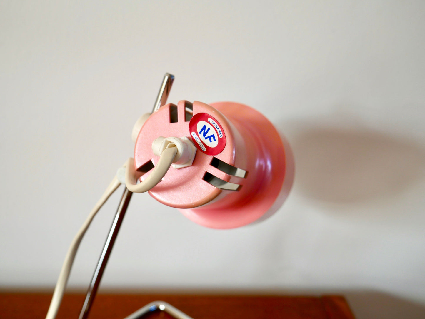 Petite lampe de bureau design rose années 70