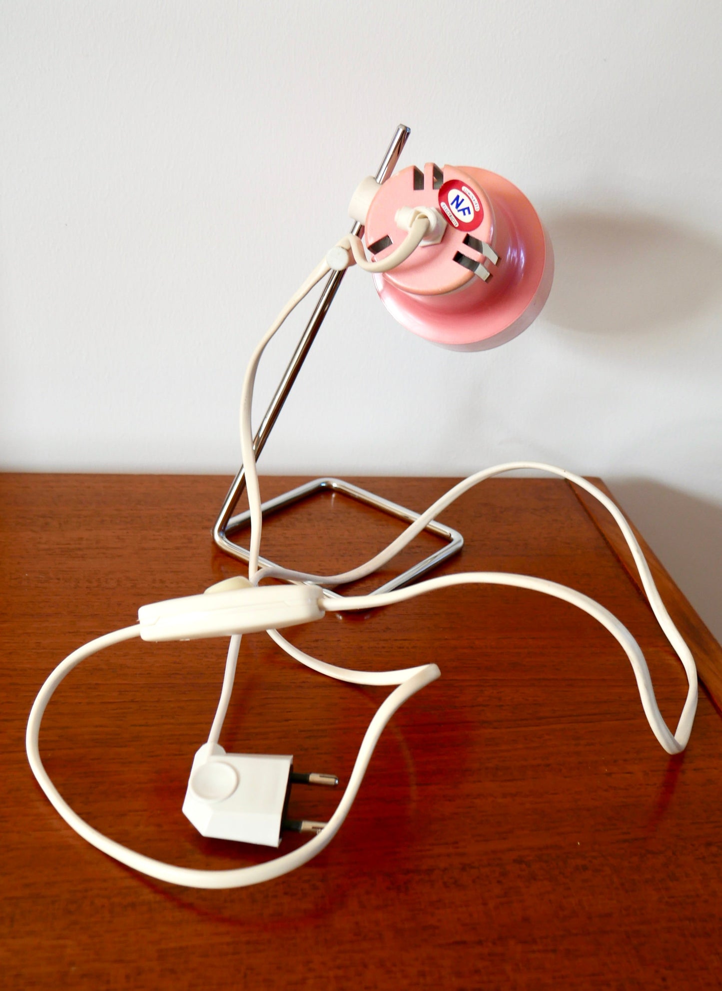 Petite lampe de bureau design rose années 70