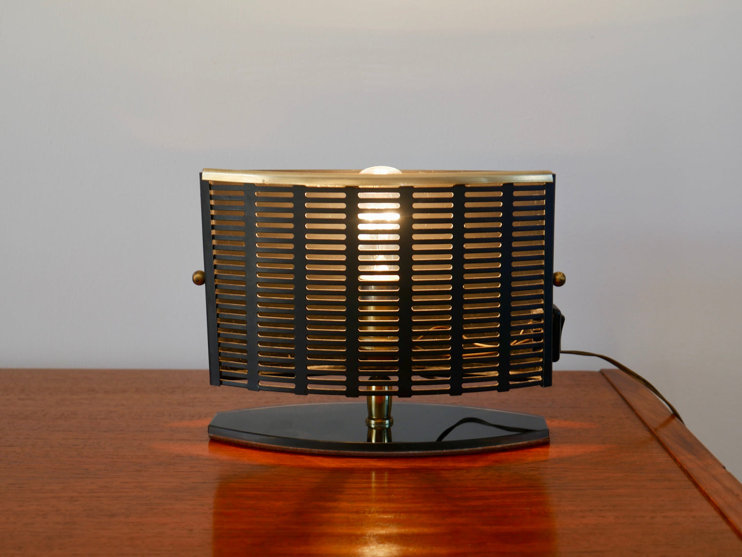 Lampe de bureau articulée et pivotante en verre fumé, laiton et acier années 50-60