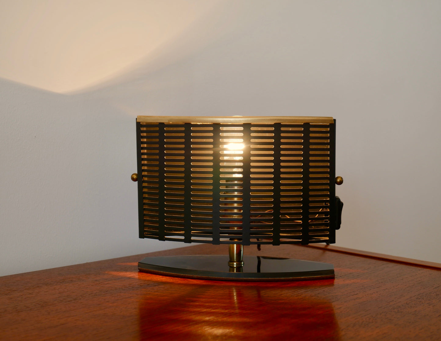 Lampe de bureau articulée et pivotante en verre fumé, laiton et acier années 50-60