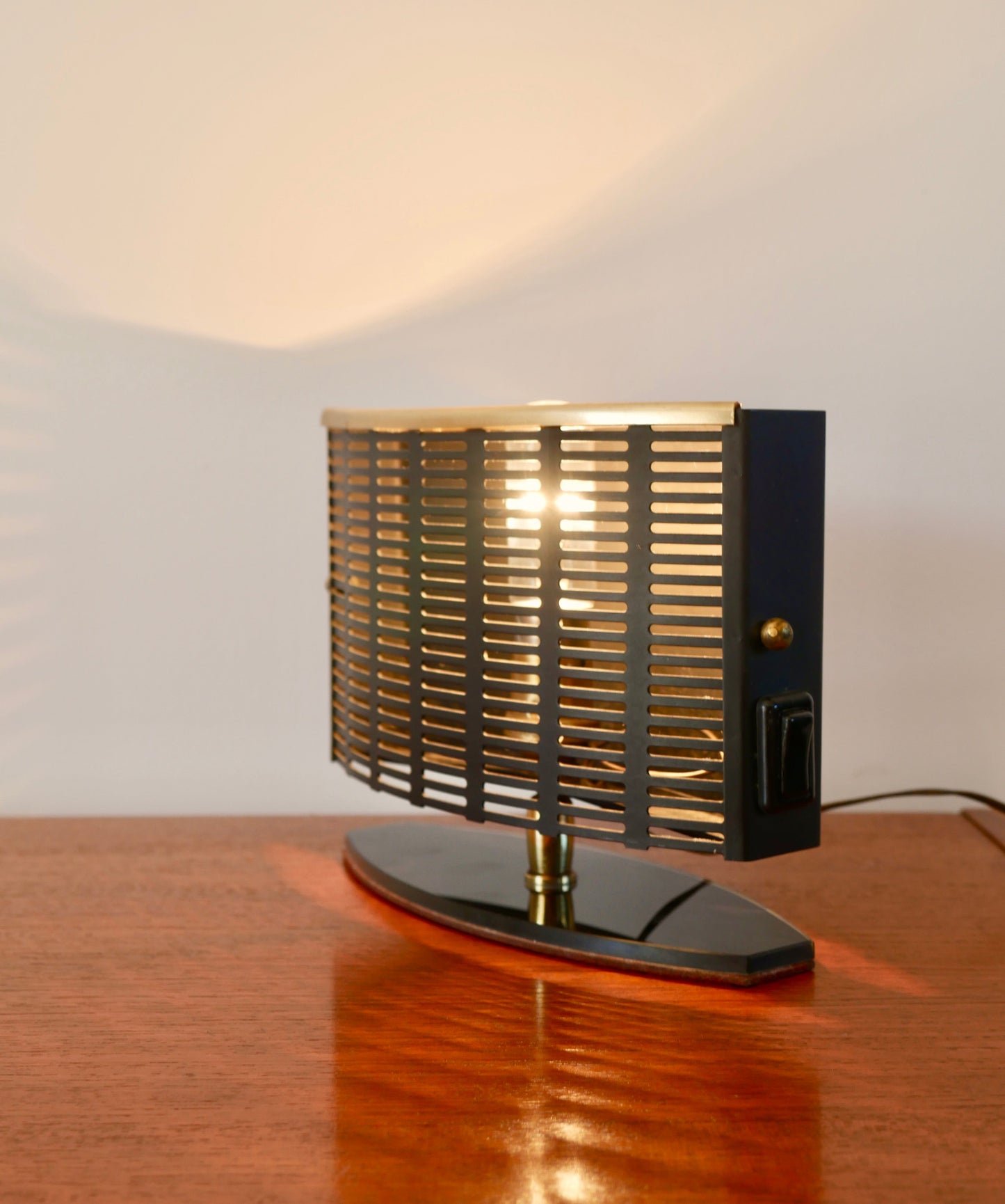 Lampe de bureau articulée et pivotante en verre fumé, laiton et acier années 50-60