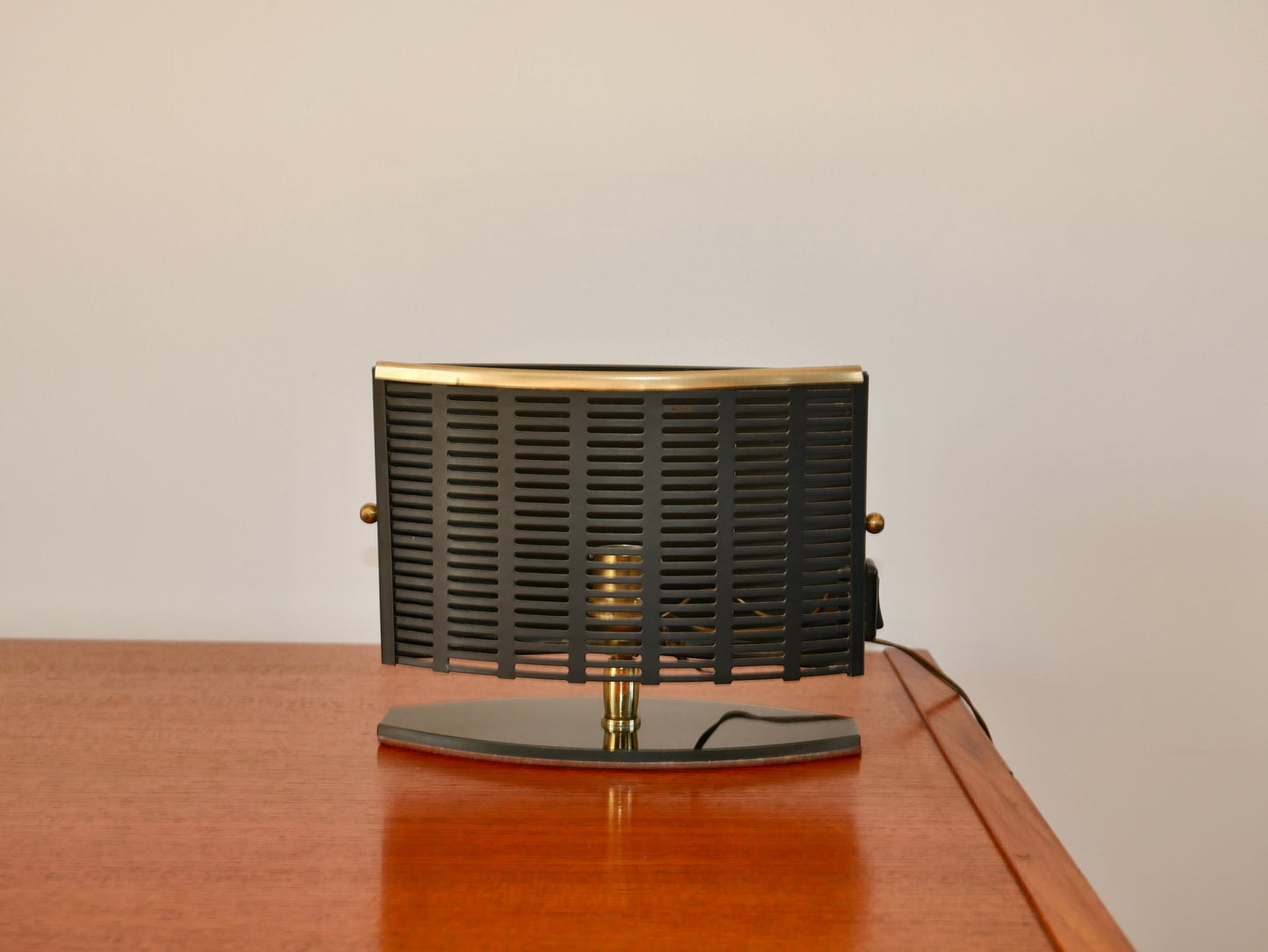 Lampe de bureau articulée et pivotante en verre fumé, laiton et acier années 50-60