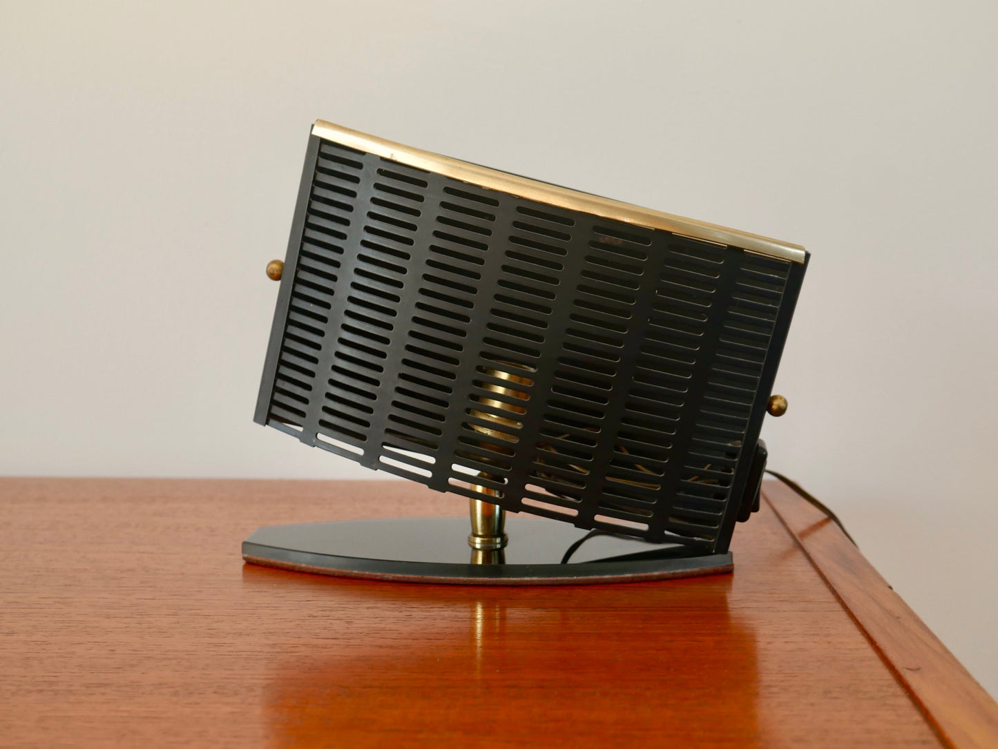 Lampe de bureau articulée et pivotante en verre fumé, laiton et acier années 50-60