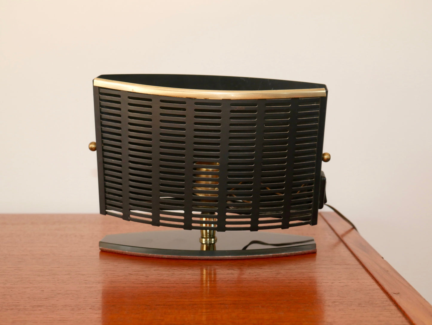 Lampe de bureau articulée et pivotante en verre fumé, laiton et acier années 50-60